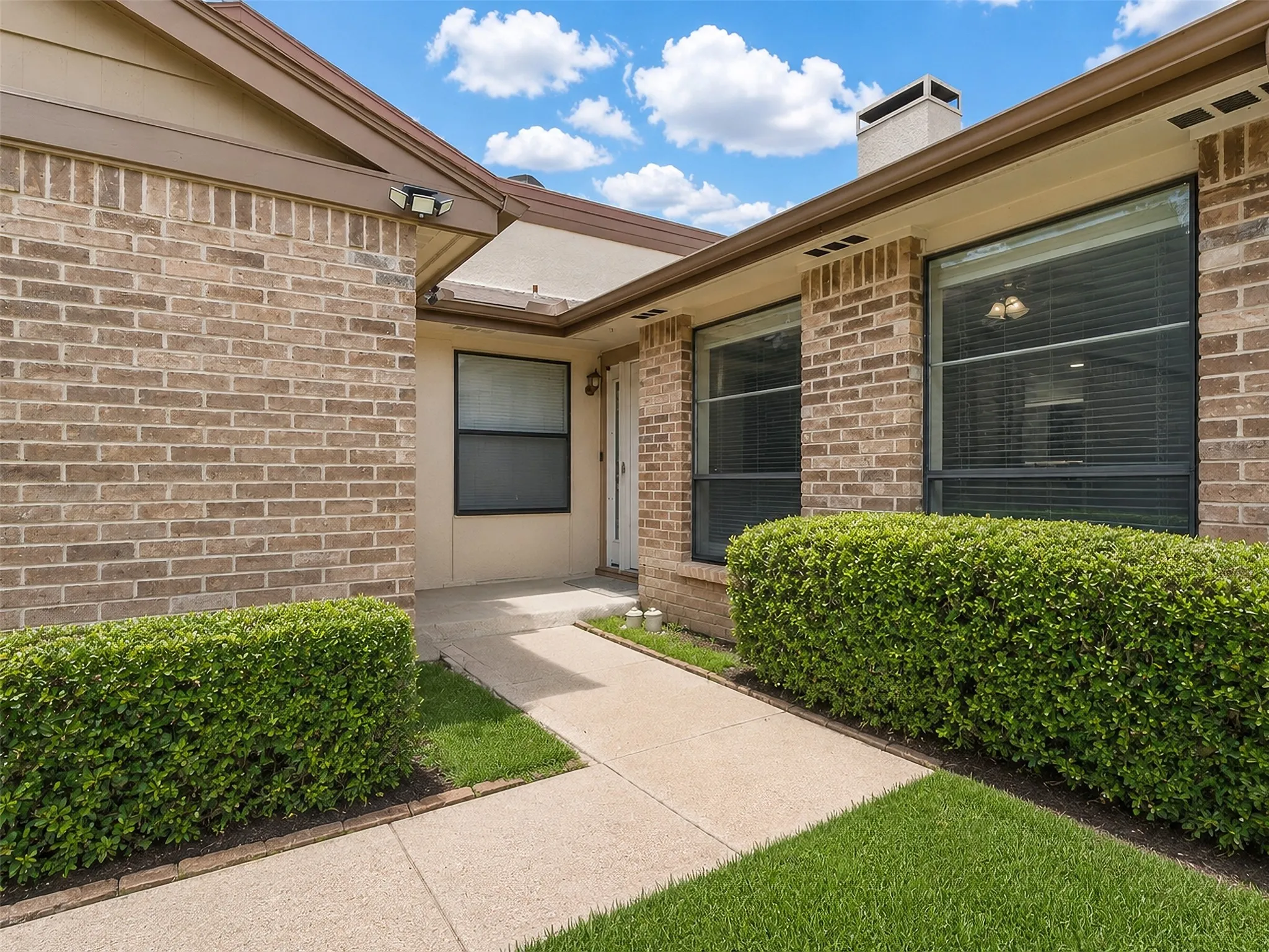 Townhouse For Sale in Dallas County , 817 Pebble Beach Drive, Garland, Texas 75043, 2 Bedroom, 2 Bathroom, 2 Garage spaces, 1,262 Sqft, built in 1973, mls#21368608, Real Estate Agent in Garland, Homes For Sale in Dallas county, Homes For Sale in Garland, Realtor in Garland Texas, Real Estate Brokerage Independent Realty Texas, Luminita Cordes Realtor