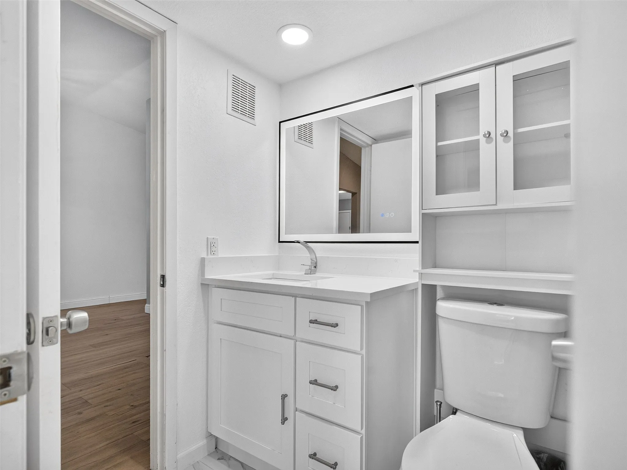 Townhouse For Sale in Dallas County , 817 Pebble Beach Drive, Garland, Texas 75043, 2 Bedroom, 2 Bathroom, 2 Garage spaces, 1,262 Sqft, built in 1973, mls#21368608, Real Estate Agent in Garland, Homes For Sale in Dallas county, Homes For Sale in Garland, Realtor in Garland Texas, Real Estate Brokerage Independent Realty Texas, Luminita Cordes Realtor