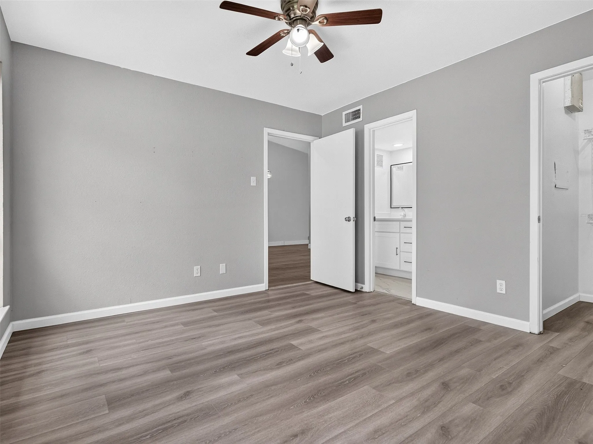 Townhouse For Sale in Dallas County , 817 Pebble Beach Drive, Garland, Texas 75043, 2 Bedroom, 2 Bathroom, 2 Garage spaces, 1,262 Sqft, built in 1973, mls#21368608, Real Estate Agent in Garland, Homes For Sale in Dallas county, Homes For Sale in Garland, Realtor in Garland Texas, Real Estate Brokerage Independent Realty Texas, Luminita Cordes Realtor