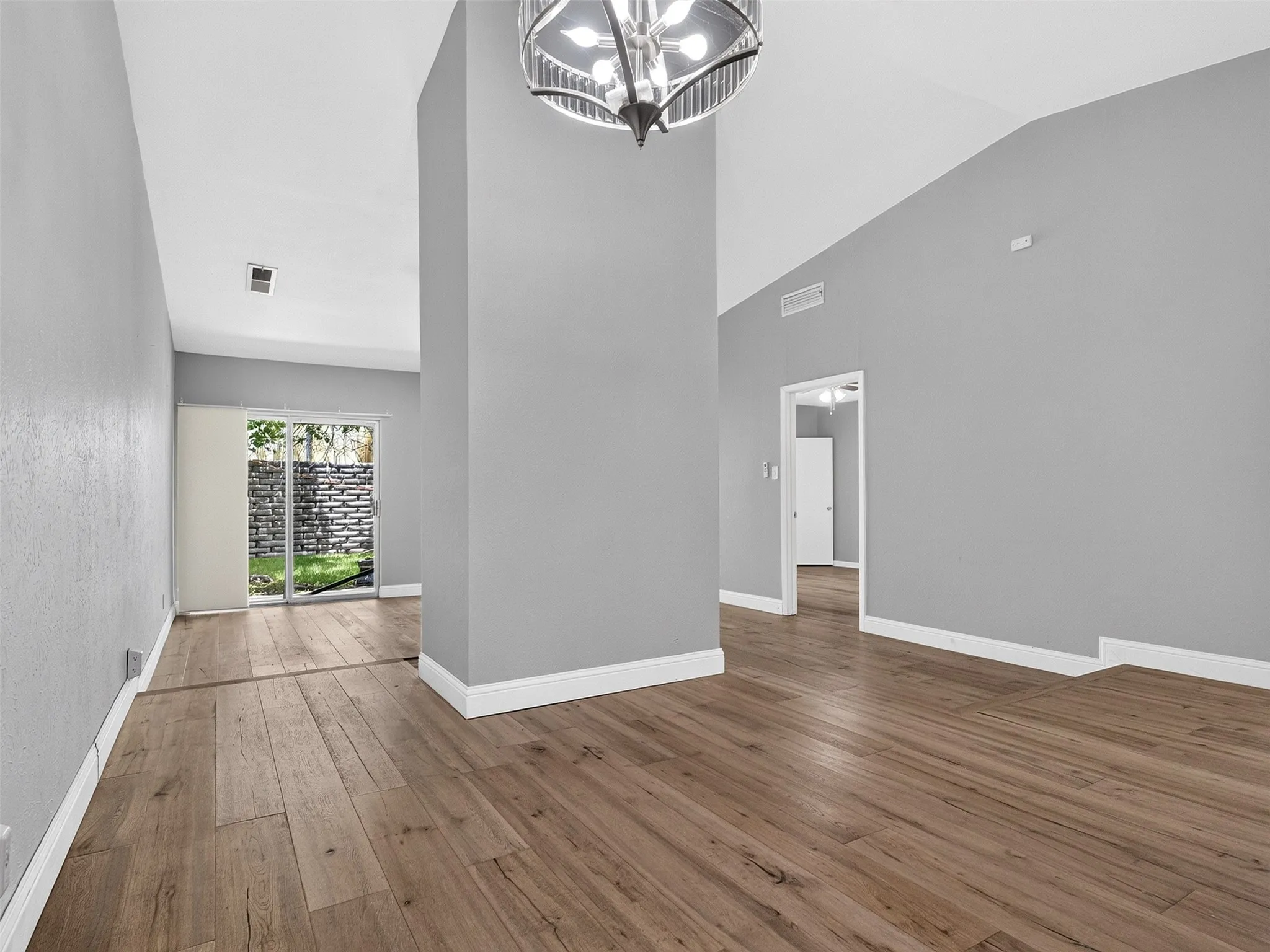 Townhouse For Sale in Dallas County , 817 Pebble Beach Drive, Garland, Texas 75043, 2 Bedroom, 2 Bathroom, 2 Garage spaces, 1,262 Sqft, built in 1973, mls#21368608, Real Estate Agent in Garland, Homes For Sale in Dallas county, Homes For Sale in Garland, Realtor in Garland Texas, Real Estate Brokerage Independent Realty Texas, Luminita Cordes Realtor