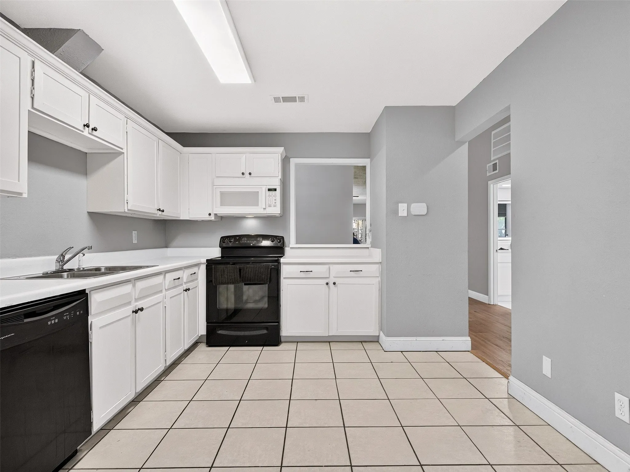 Townhouse For Sale in Dallas County , 817 Pebble Beach Drive, Garland, Texas 75043, 2 Bedroom, 2 Bathroom, 2 Garage spaces, 1,262 Sqft, built in 1973, mls#21368608, Real Estate Agent in Garland, Homes For Sale in Dallas county, Homes For Sale in Garland, Realtor in Garland Texas, Real Estate Brokerage Independent Realty Texas, Luminita Cordes Realtor