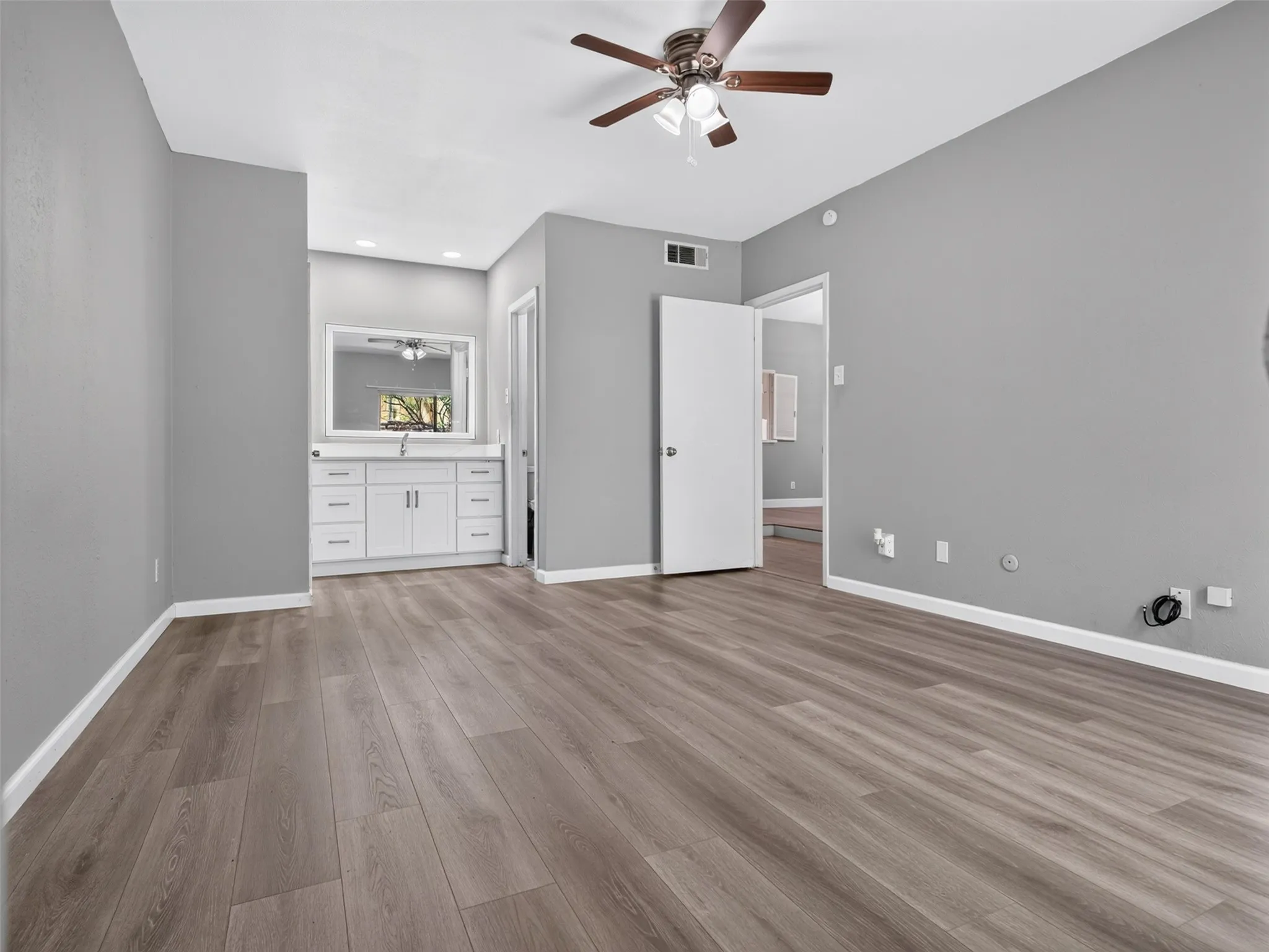 Townhouse For Sale in Dallas County , 817 Pebble Beach Drive, Garland, Texas 75043, 2 Bedroom, 2 Bathroom, 2 Garage spaces, 1,262 Sqft, built in 1973, mls#21368608, Real Estate Agent in Garland, Homes For Sale in Dallas county, Homes For Sale in Garland, Realtor in Garland Texas, Real Estate Brokerage Independent Realty Texas, Luminita Cordes Realtor