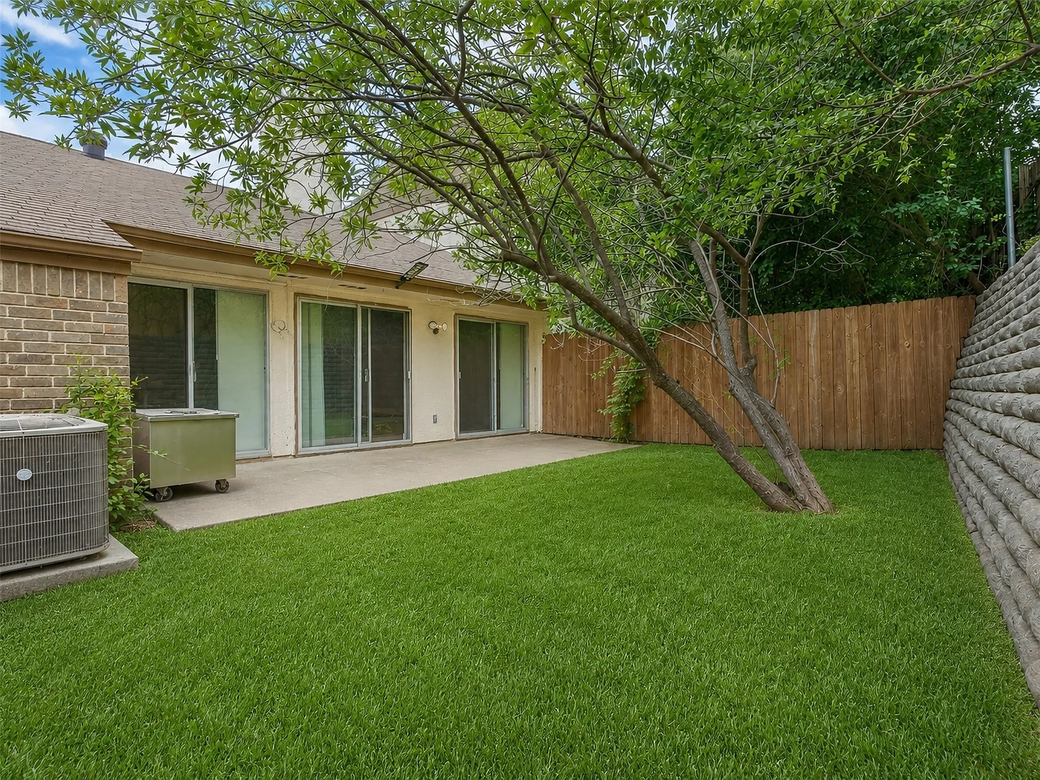 Townhouse For Sale in Dallas County , 817 Pebble Beach Drive, Garland, Texas 75043, 2 Bedroom, 2 Bathroom, 2 Garage spaces, 1,262 Sqft, built in 1973, mls#21368608, Real Estate Agent in Garland, Homes For Sale in Dallas county, Homes For Sale in Garland, Realtor in Garland Texas, Real Estate Brokerage Independent Realty Texas, Luminita Cordes Realtor