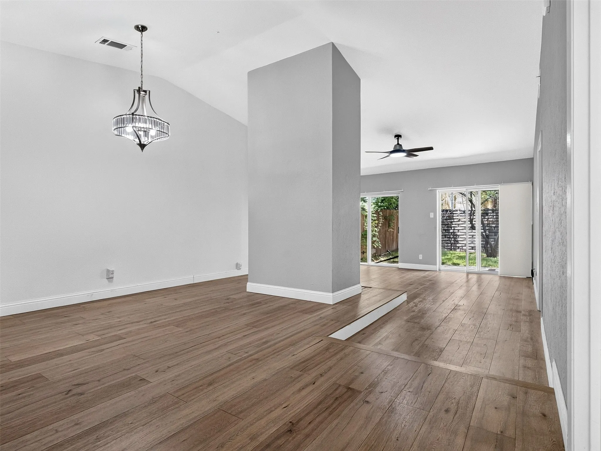 Townhouse For Sale in Dallas County , 817 Pebble Beach Drive, Garland, Texas 75043, 2 Bedroom, 2 Bathroom, 2 Garage spaces, 1,262 Sqft, built in 1973, mls#21368608, Real Estate Agent in Garland, Homes For Sale in Dallas county, Homes For Sale in Garland, Realtor in Garland Texas, Real Estate Brokerage Independent Realty Texas, Luminita Cordes Realtor