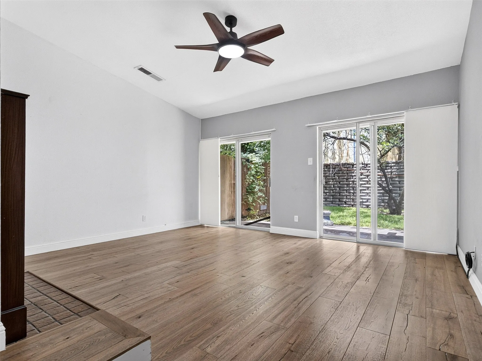 Townhouse For Sale in Dallas County , 817 Pebble Beach Drive, Garland, Texas 75043, 2 Bedroom, 2 Bathroom, 2 Garage spaces, 1,262 Sqft, built in 1973, mls#21368608, Real Estate Agent in Garland, Homes For Sale in Dallas county, Homes For Sale in Garland, Realtor in Garland Texas, Real Estate Brokerage Independent Realty Texas, Luminita Cordes Realtor