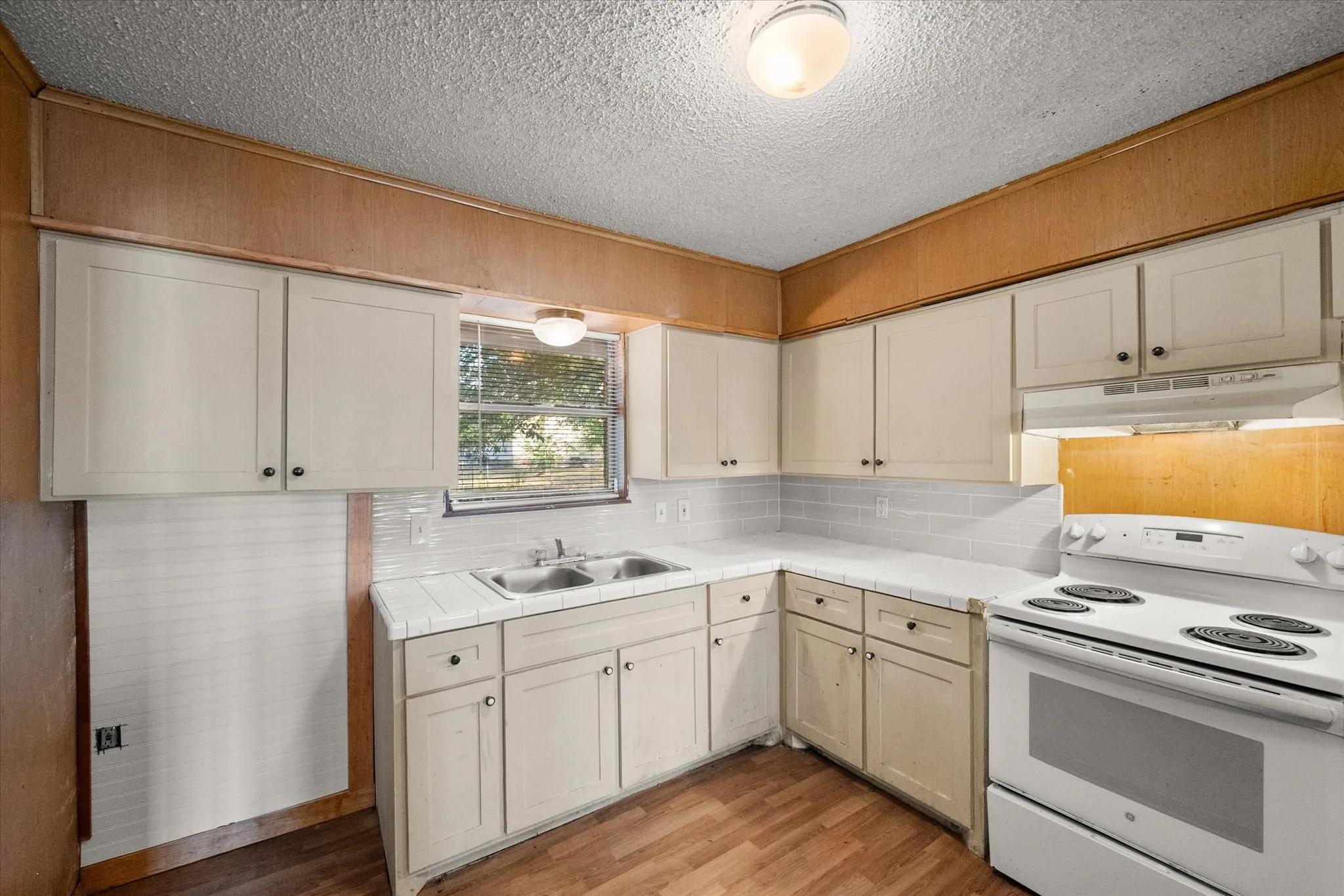 Single Family Residence For Sale in Navarro County , 1204 E 13th Avenue, Corsicana, Texas 75110, 3 Bedroom, 1 Bathroom, Garage spaces, 1,269 Sqft, built in 1970, mls#21365579, Real Estate Agent in Corsicana, Homes For Sale in Navarro county, Homes For Sale in Corsicana, Realtor in Corsicana Texas, Real Estate Brokerage Independent Realty Texas, Luminita Cordes Realtor