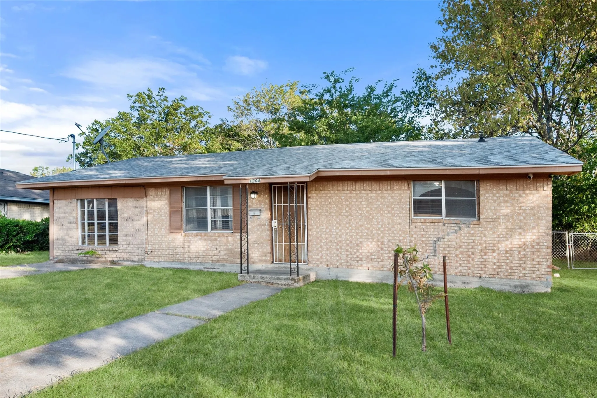 Single Family Residence For Sale in Navarro County , 1204 E 13th Avenue, Corsicana, Texas 75110, 3 Bedroom, 1 Bathroom, Garage spaces, 1,269 Sqft, built in 1970, mls#21365579, Real Estate Agent in Corsicana, Homes For Sale in Navarro county, Homes For Sale in Corsicana, Realtor in Corsicana Texas, Real Estate Brokerage Independent Realty Texas, Luminita Cordes Realtor