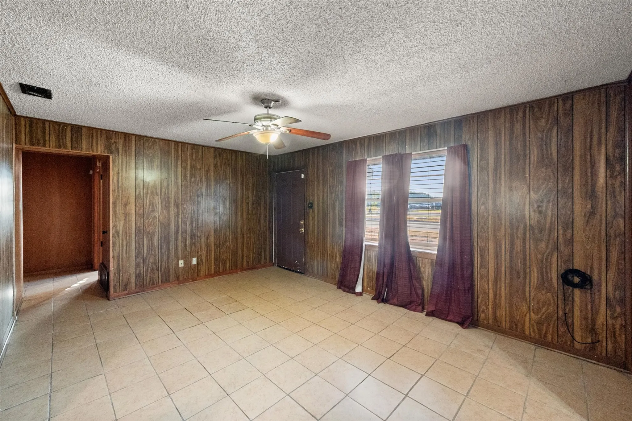 Single Family Residence For Sale in Navarro County , 1204 E 13th Avenue, Corsicana, Texas 75110, 3 Bedroom, 1 Bathroom, Garage spaces, 1,269 Sqft, built in 1970, mls#21365579, Real Estate Agent in Corsicana, Homes For Sale in Navarro county, Homes For Sale in Corsicana, Realtor in Corsicana Texas, Real Estate Brokerage Independent Realty Texas, Luminita Cordes Realtor