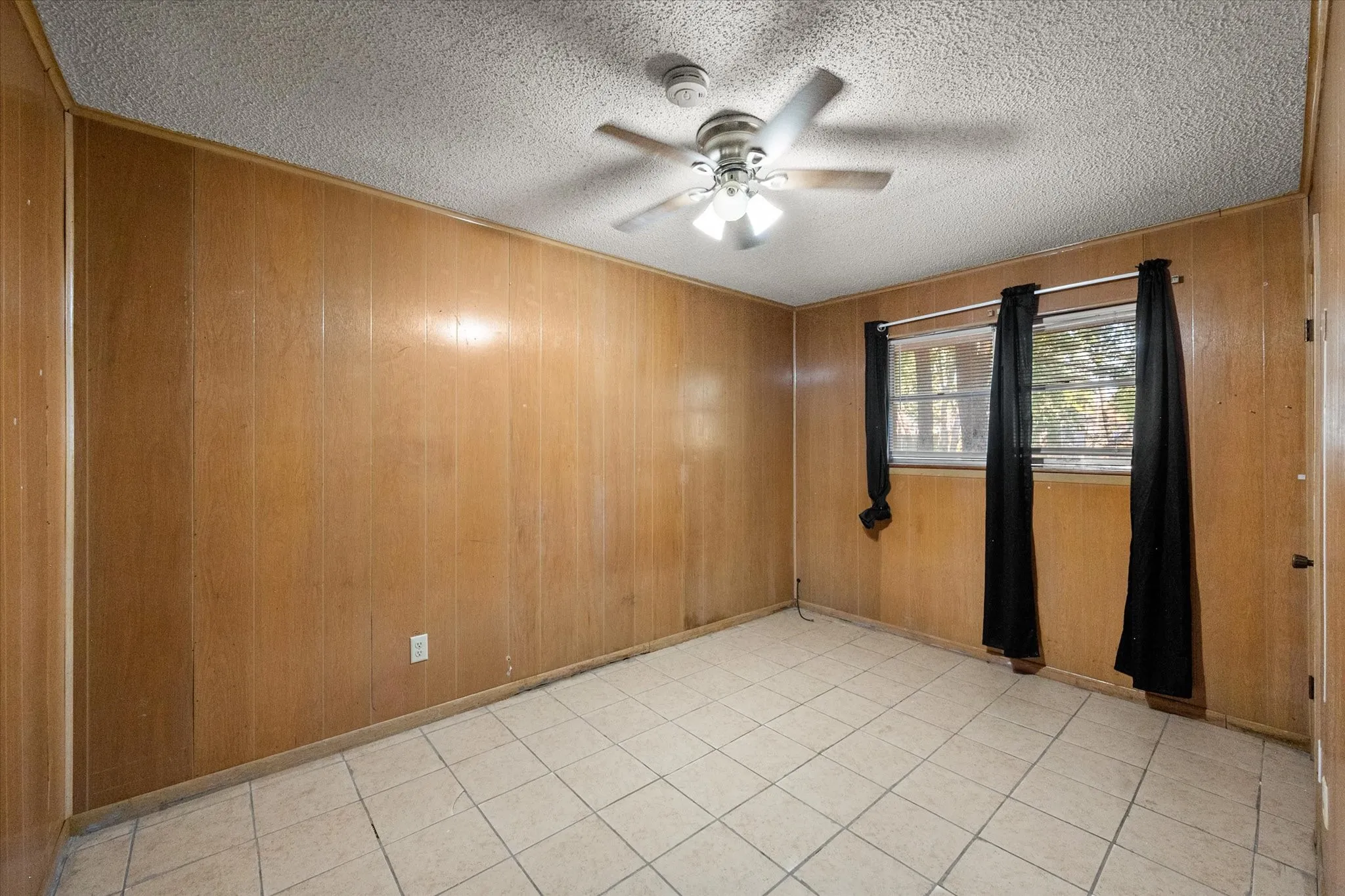 Single Family Residence For Sale in Navarro County , 1204 E 13th Avenue, Corsicana, Texas 75110, 3 Bedroom, 1 Bathroom, Garage spaces, 1,269 Sqft, built in 1970, mls#21365579, Real Estate Agent in Corsicana, Homes For Sale in Navarro county, Homes For Sale in Corsicana, Realtor in Corsicana Texas, Real Estate Brokerage Independent Realty Texas, Luminita Cordes Realtor