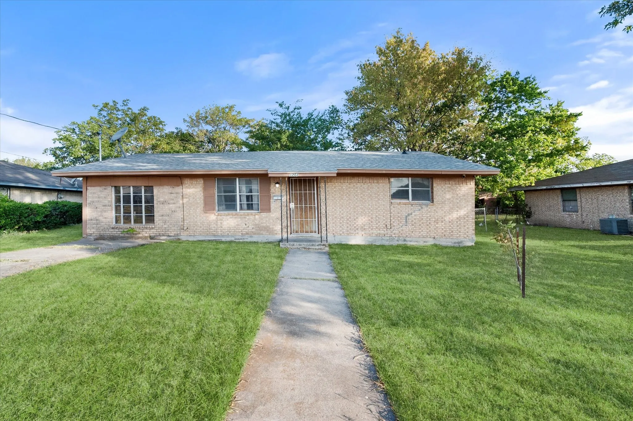 Single Family Residence For Sale in Navarro County , 1204 E 13th Avenue, Corsicana, Texas 75110, 3 Bedroom, 1 Bathroom, Garage spaces, 1,269 Sqft, built in 1970, mls#21365579, Real Estate Agent in Corsicana, Homes For Sale in Navarro county, Homes For Sale in Corsicana, Realtor in Corsicana Texas, Real Estate Brokerage Independent Realty Texas, Luminita Cordes Realtor
