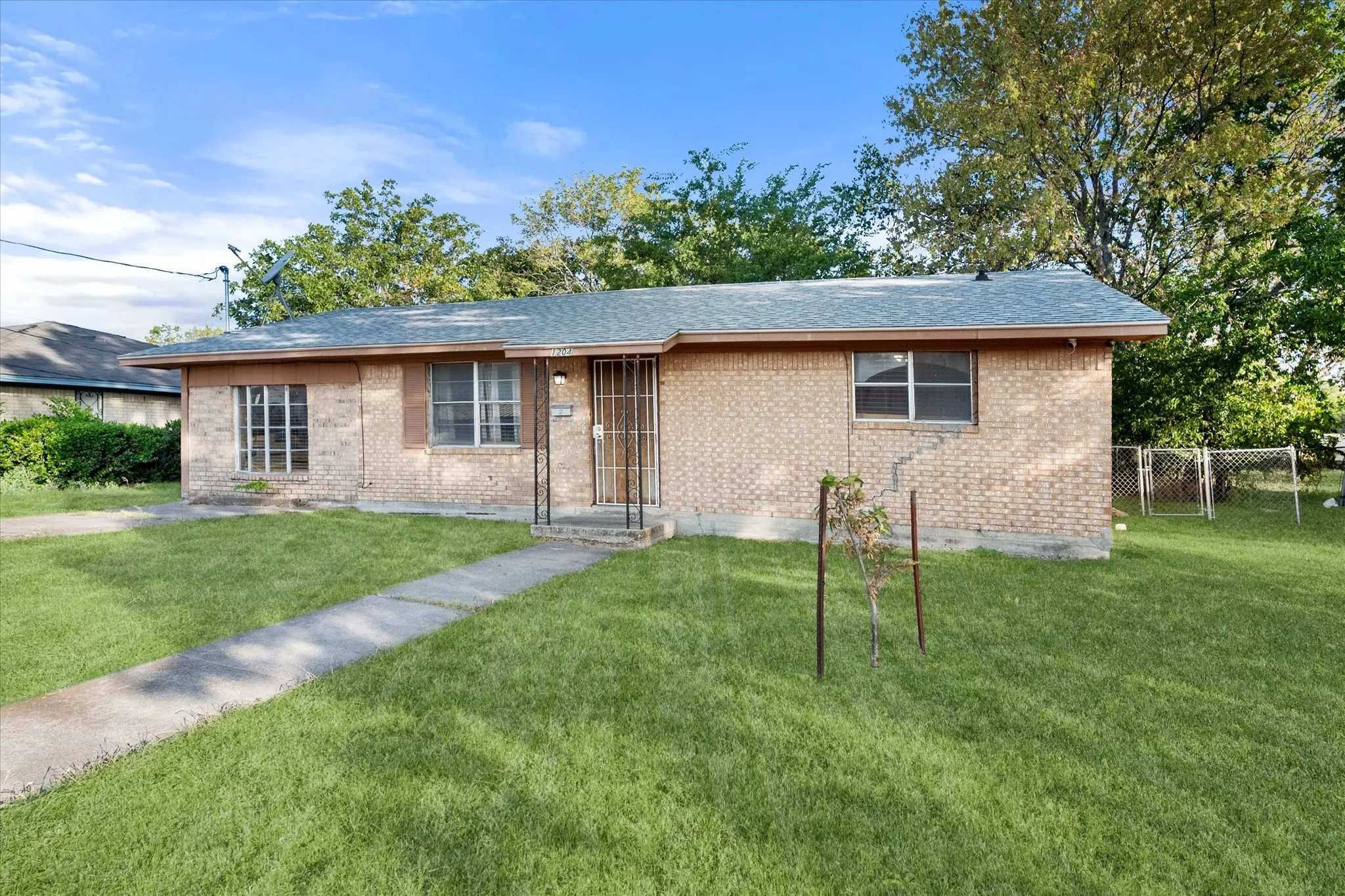 Single Family Residence For Sale in Navarro County , 1204 E 13th Avenue, Corsicana, Texas 75110, 3 Bedroom, 1 Bathroom, Garage spaces, 1,269 Sqft, built in 1970, mls#21365579, Real Estate Agent in Corsicana, Homes For Sale in Navarro county, Homes For Sale in Corsicana, Realtor in Corsicana Texas, Real Estate Brokerage Independent Realty Texas, Luminita Cordes Realtor