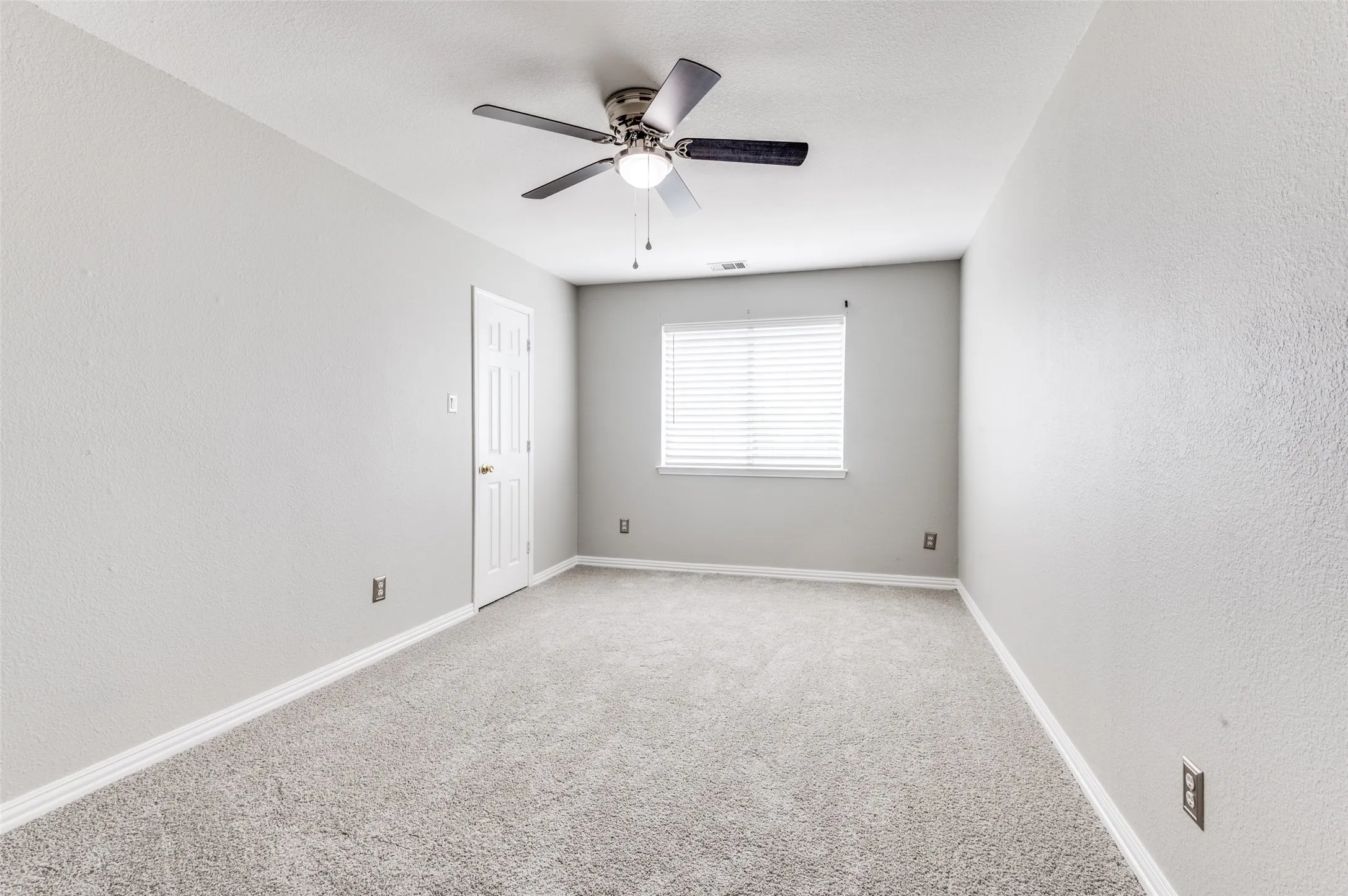 Single Family Residence For Rent in Tarrant County , 414 Ridgegate Drive, Keller, Texas 76248, 5 Bedroom, 3 Bathroom, 2 Garage spaces, 3,285 Sqft, built in 1997, mls#21368612, Real Estate Agent in Keller, Homes For Rent in Tarrant county, Homes For Rent in Keller, Realtor in Keller Texas, Real Estate Brokerage Independent Realty Texas, Luminita Cordes Realtor