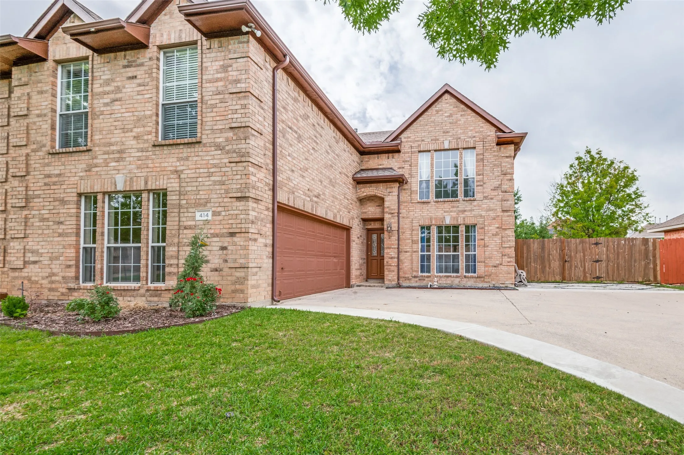 Single Family Residence For Rent in Tarrant County , 414 Ridgegate Drive, Keller, Texas 76248, 5 Bedroom, 3 Bathroom, 2 Garage spaces, 3,285 Sqft, built in 1997, mls#21368612, Real Estate Agent in Keller, Homes For Rent in Tarrant county, Homes For Rent in Keller, Realtor in Keller Texas, Real Estate Brokerage Independent Realty Texas, Luminita Cordes Realtor