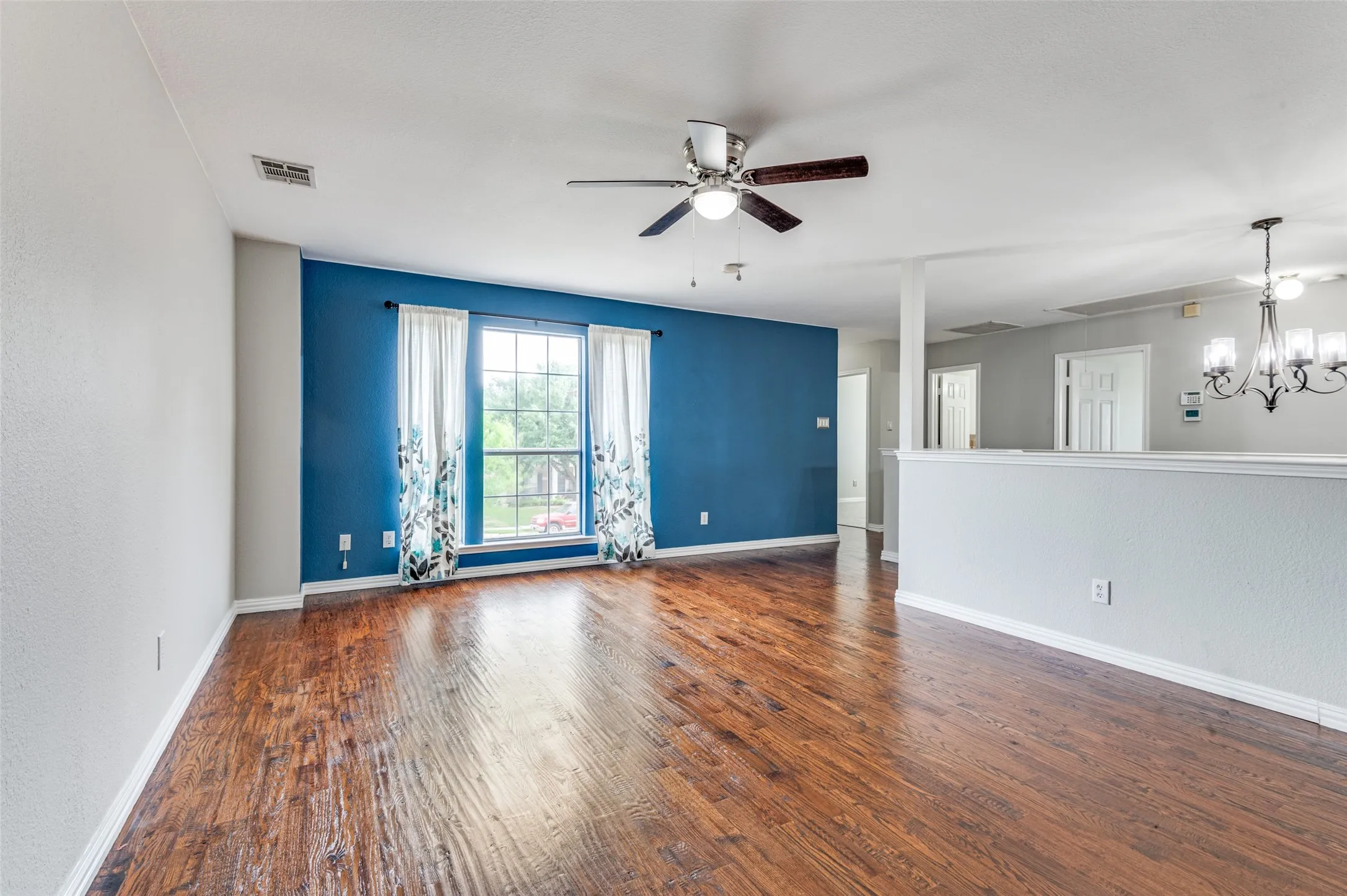 Single Family Residence For Rent in Tarrant County , 414 Ridgegate Drive, Keller, Texas 76248, 5 Bedroom, 3 Bathroom, 2 Garage spaces, 3,285 Sqft, built in 1997, mls#21368612, Real Estate Agent in Keller, Homes For Rent in Tarrant county, Homes For Rent in Keller, Realtor in Keller Texas, Real Estate Brokerage Independent Realty Texas, Luminita Cordes Realtor