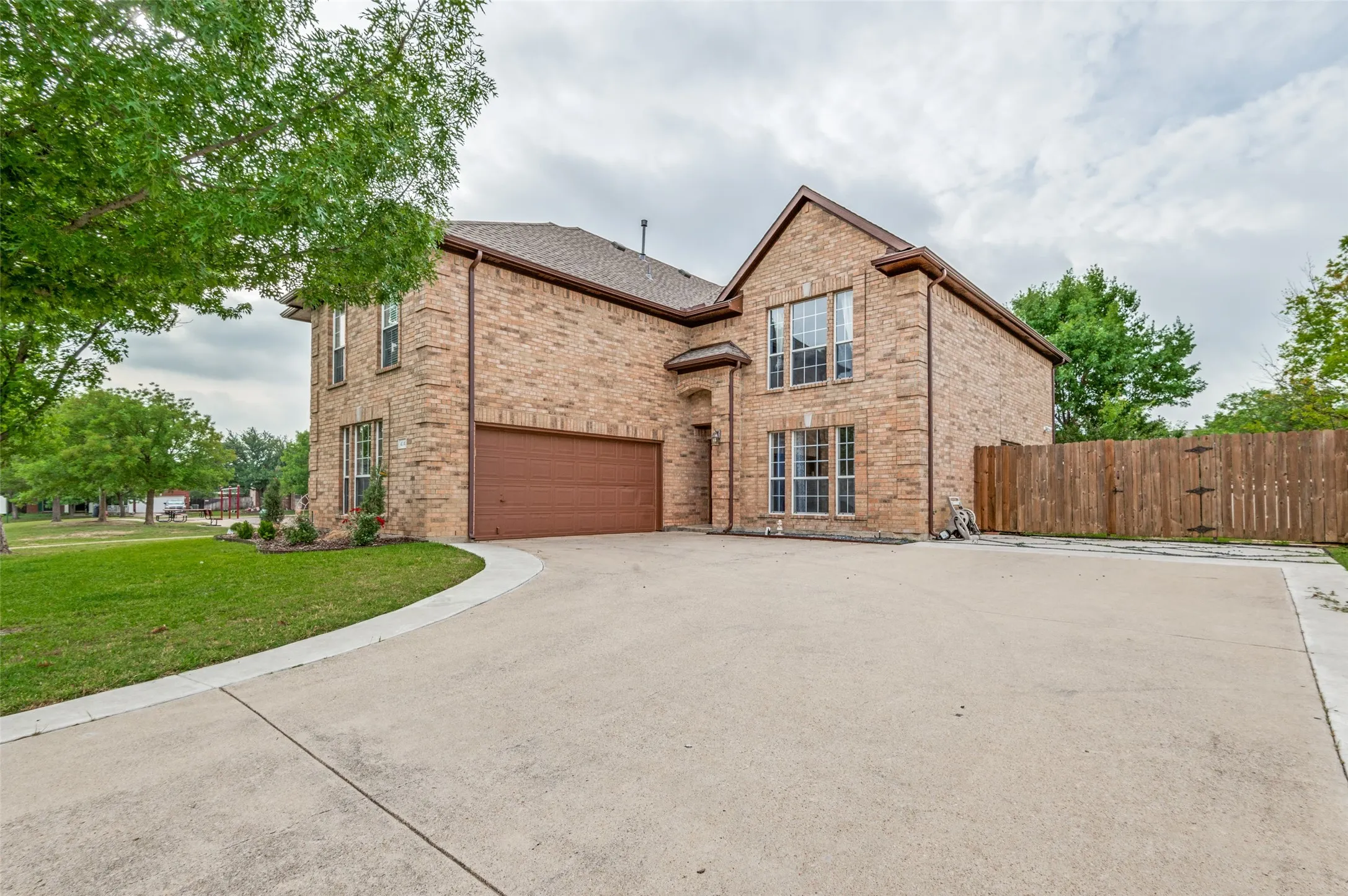 Single Family Residence For Rent in Tarrant County , 414 Ridgegate Drive, Keller, Texas 76248, 5 Bedroom, 3 Bathroom, 2 Garage spaces, 3,285 Sqft, built in 1997, mls#21368612, Real Estate Agent in Keller, Homes For Rent in Tarrant county, Homes For Rent in Keller, Realtor in Keller Texas, Real Estate Brokerage Independent Realty Texas, Luminita Cordes Realtor