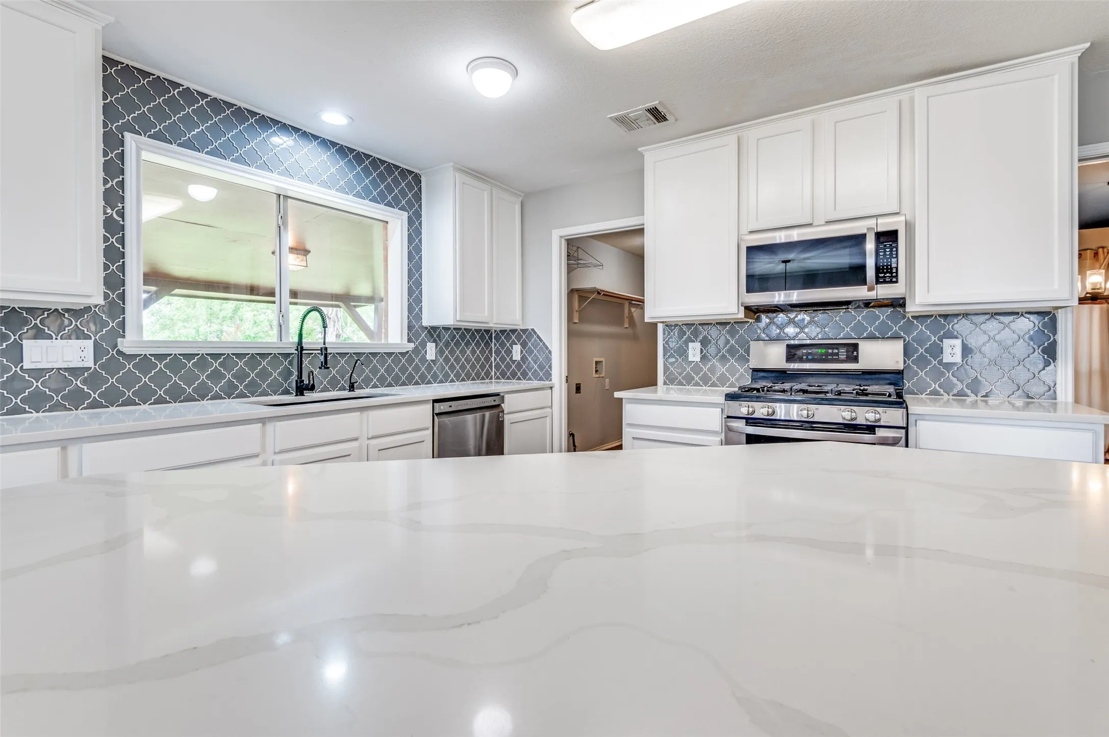 Single Family Residence For Rent in Tarrant County , 414 Ridgegate Drive, Keller, Texas 76248, 5 Bedroom, 3 Bathroom, 2 Garage spaces, 3,285 Sqft, built in 1997, mls#21368612, Real Estate Agent in Keller, Homes For Rent in Tarrant county, Homes For Rent in Keller, Realtor in Keller Texas, Real Estate Brokerage Independent Realty Texas, Luminita Cordes Realtor