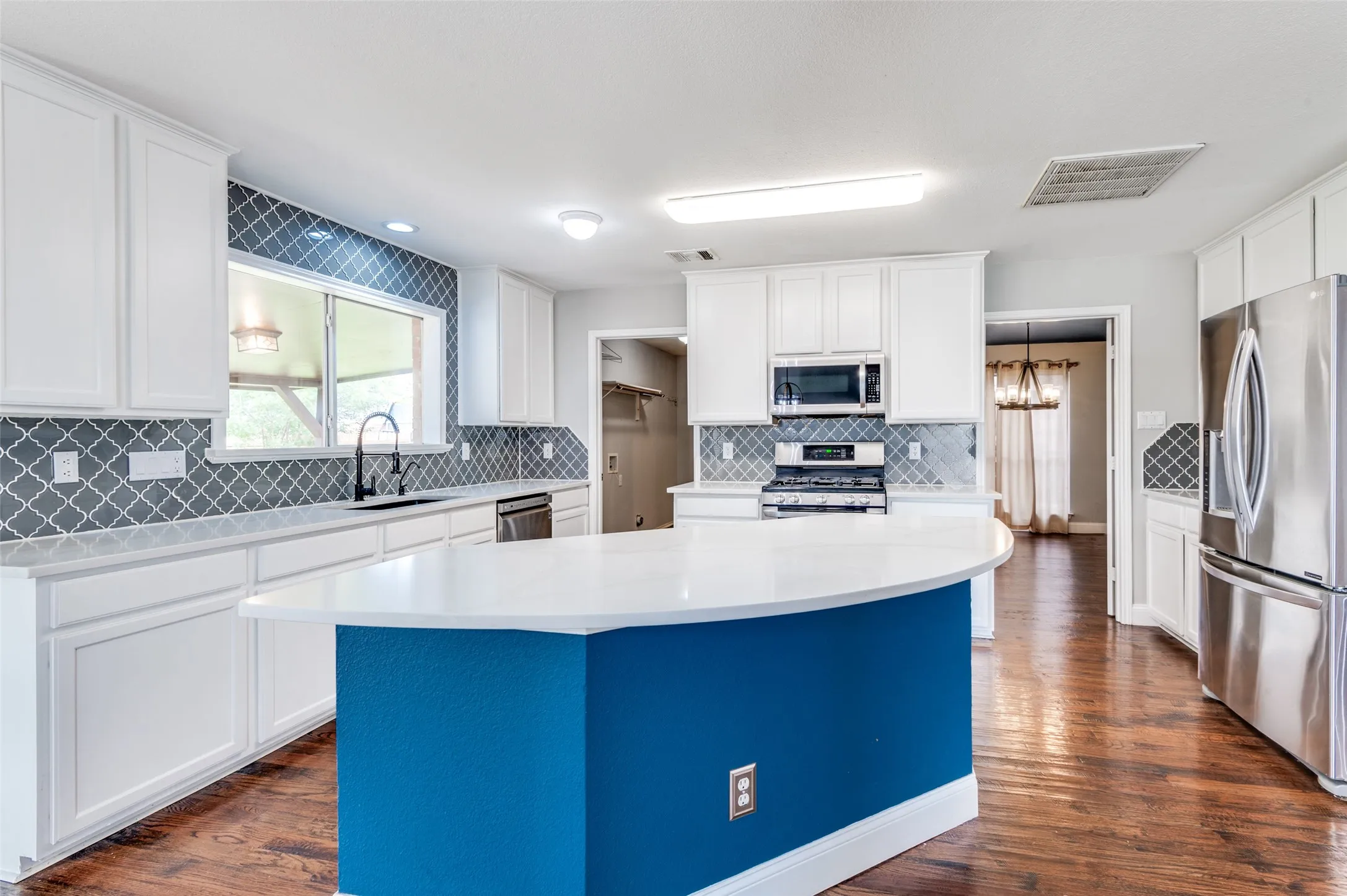 Single Family Residence For Rent in Tarrant County , 414 Ridgegate Drive, Keller, Texas 76248, 5 Bedroom, 3 Bathroom, 2 Garage spaces, 3,285 Sqft, built in 1997, mls#21368612, Real Estate Agent in Keller, Homes For Rent in Tarrant county, Homes For Rent in Keller, Realtor in Keller Texas, Real Estate Brokerage Independent Realty Texas, Luminita Cordes Realtor