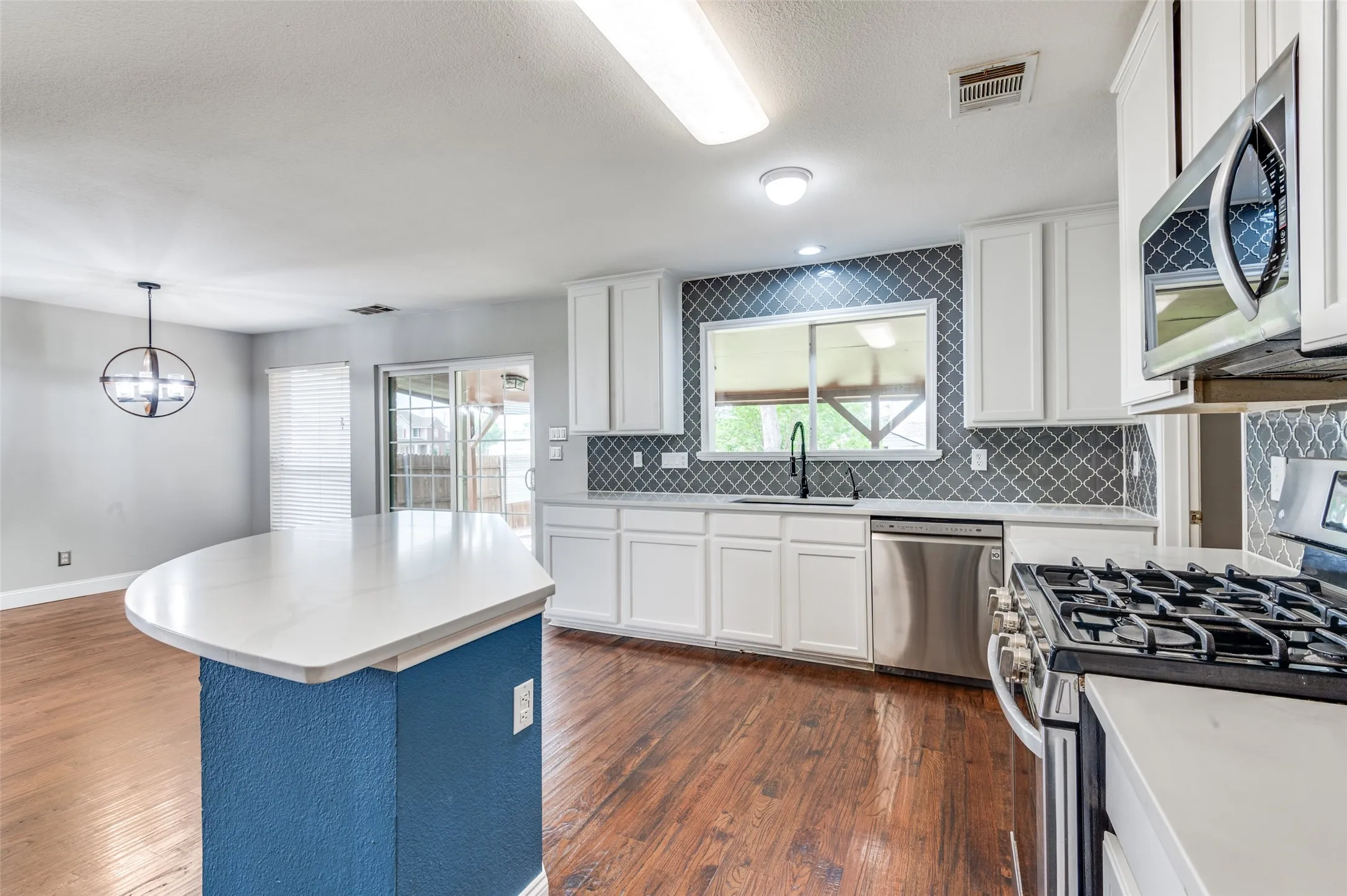 Single Family Residence For Rent in Tarrant County , 414 Ridgegate Drive, Keller, Texas 76248, 5 Bedroom, 3 Bathroom, 2 Garage spaces, 3,285 Sqft, built in 1997, mls#21368612, Real Estate Agent in Keller, Homes For Rent in Tarrant county, Homes For Rent in Keller, Realtor in Keller Texas, Real Estate Brokerage Independent Realty Texas, Luminita Cordes Realtor