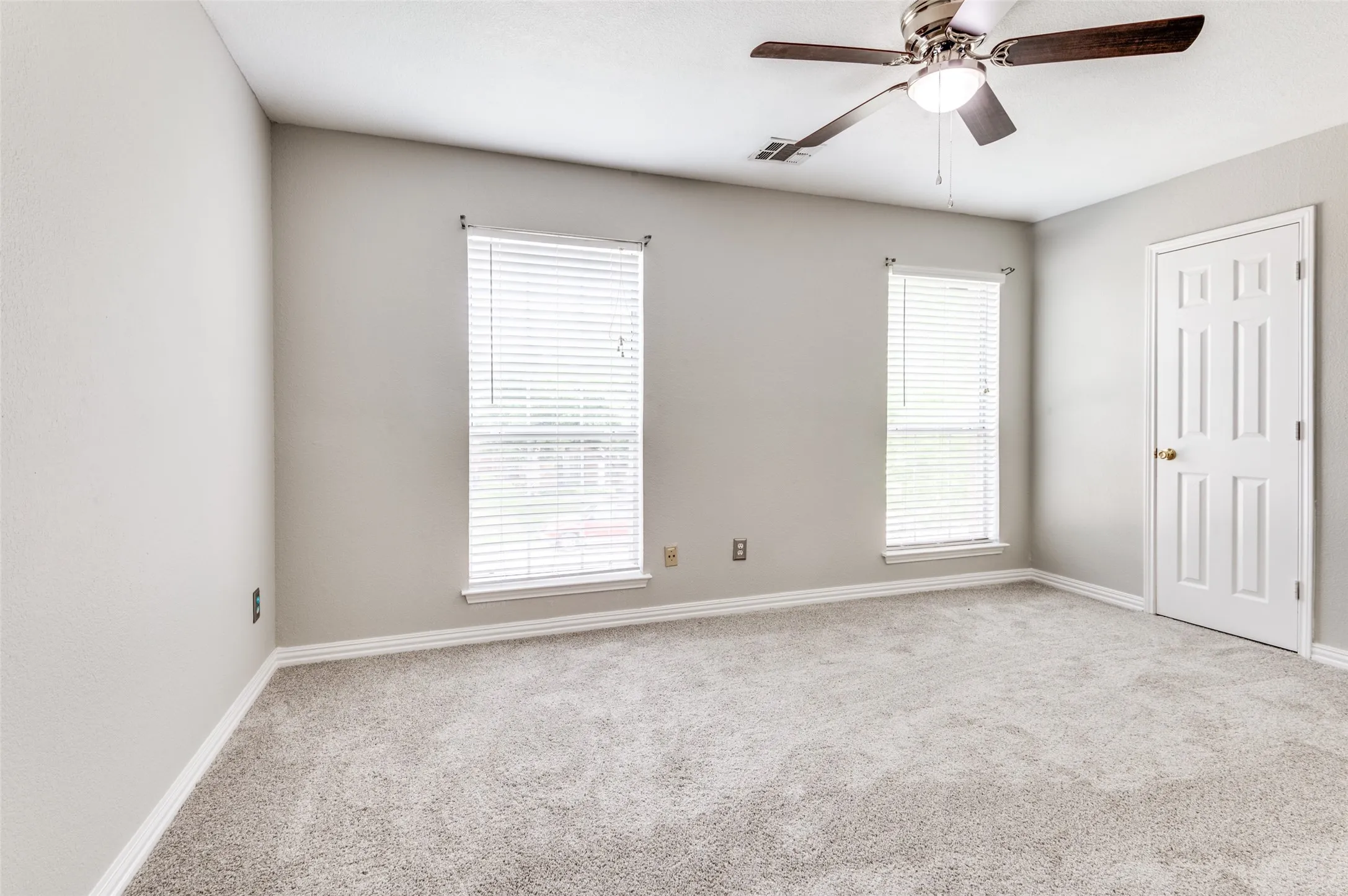 Single Family Residence For Rent in Tarrant County , 414 Ridgegate Drive, Keller, Texas 76248, 5 Bedroom, 3 Bathroom, 2 Garage spaces, 3,285 Sqft, built in 1997, mls#21368612, Real Estate Agent in Keller, Homes For Rent in Tarrant county, Homes For Rent in Keller, Realtor in Keller Texas, Real Estate Brokerage Independent Realty Texas, Luminita Cordes Realtor