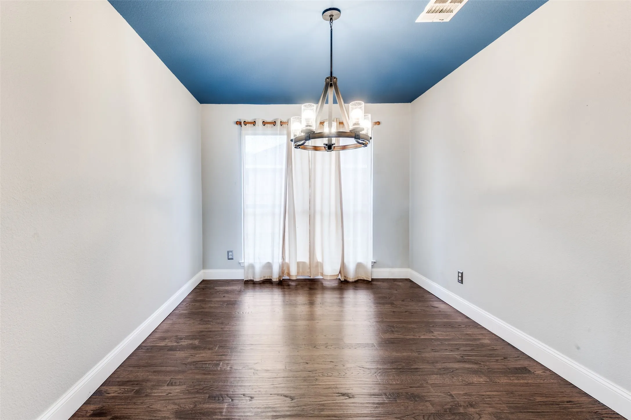 Single Family Residence For Rent in Tarrant County , 414 Ridgegate Drive, Keller, Texas 76248, 5 Bedroom, 3 Bathroom, 2 Garage spaces, 3,285 Sqft, built in 1997, mls#21368612, Real Estate Agent in Keller, Homes For Rent in Tarrant county, Homes For Rent in Keller, Realtor in Keller Texas, Real Estate Brokerage Independent Realty Texas, Luminita Cordes Realtor
