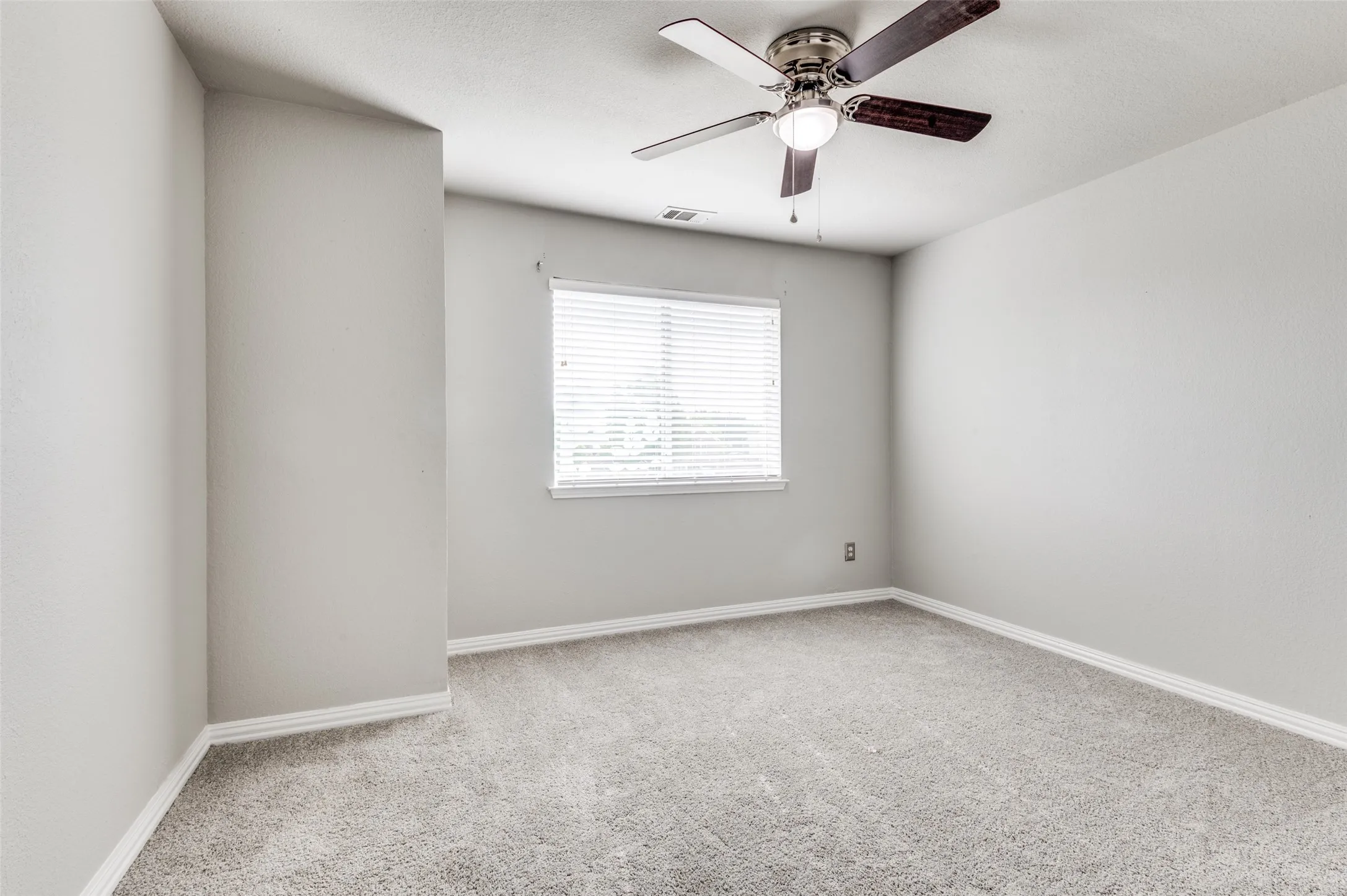 Single Family Residence For Rent in Tarrant County , 414 Ridgegate Drive, Keller, Texas 76248, 5 Bedroom, 3 Bathroom, 2 Garage spaces, 3,285 Sqft, built in 1997, mls#21368612, Real Estate Agent in Keller, Homes For Rent in Tarrant county, Homes For Rent in Keller, Realtor in Keller Texas, Real Estate Brokerage Independent Realty Texas, Luminita Cordes Realtor