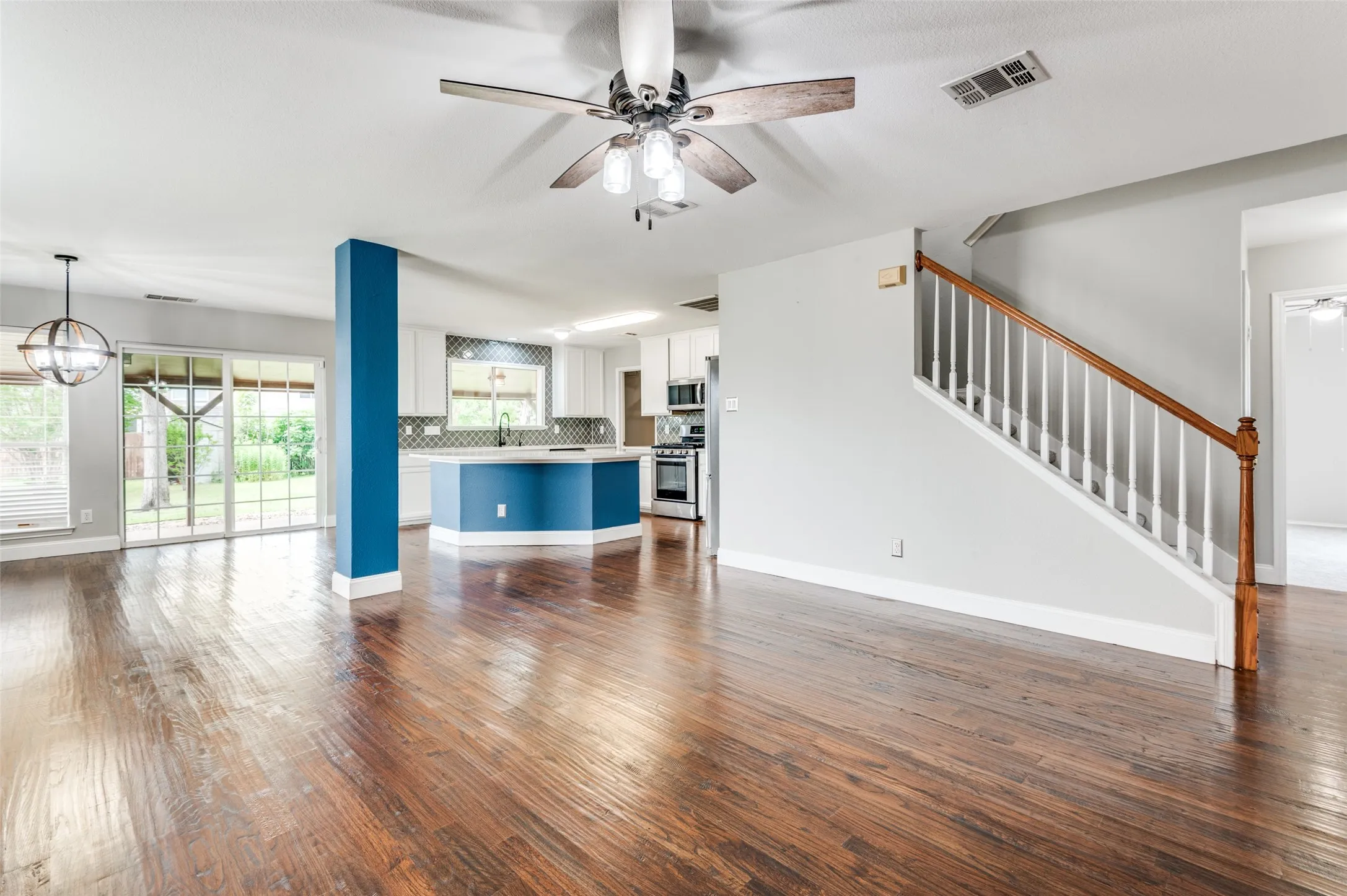 Single Family Residence For Rent in Tarrant County , 414 Ridgegate Drive, Keller, Texas 76248, 5 Bedroom, 3 Bathroom, 2 Garage spaces, 3,285 Sqft, built in 1997, mls#21368612, Real Estate Agent in Keller, Homes For Rent in Tarrant county, Homes For Rent in Keller, Realtor in Keller Texas, Real Estate Brokerage Independent Realty Texas, Luminita Cordes Realtor
