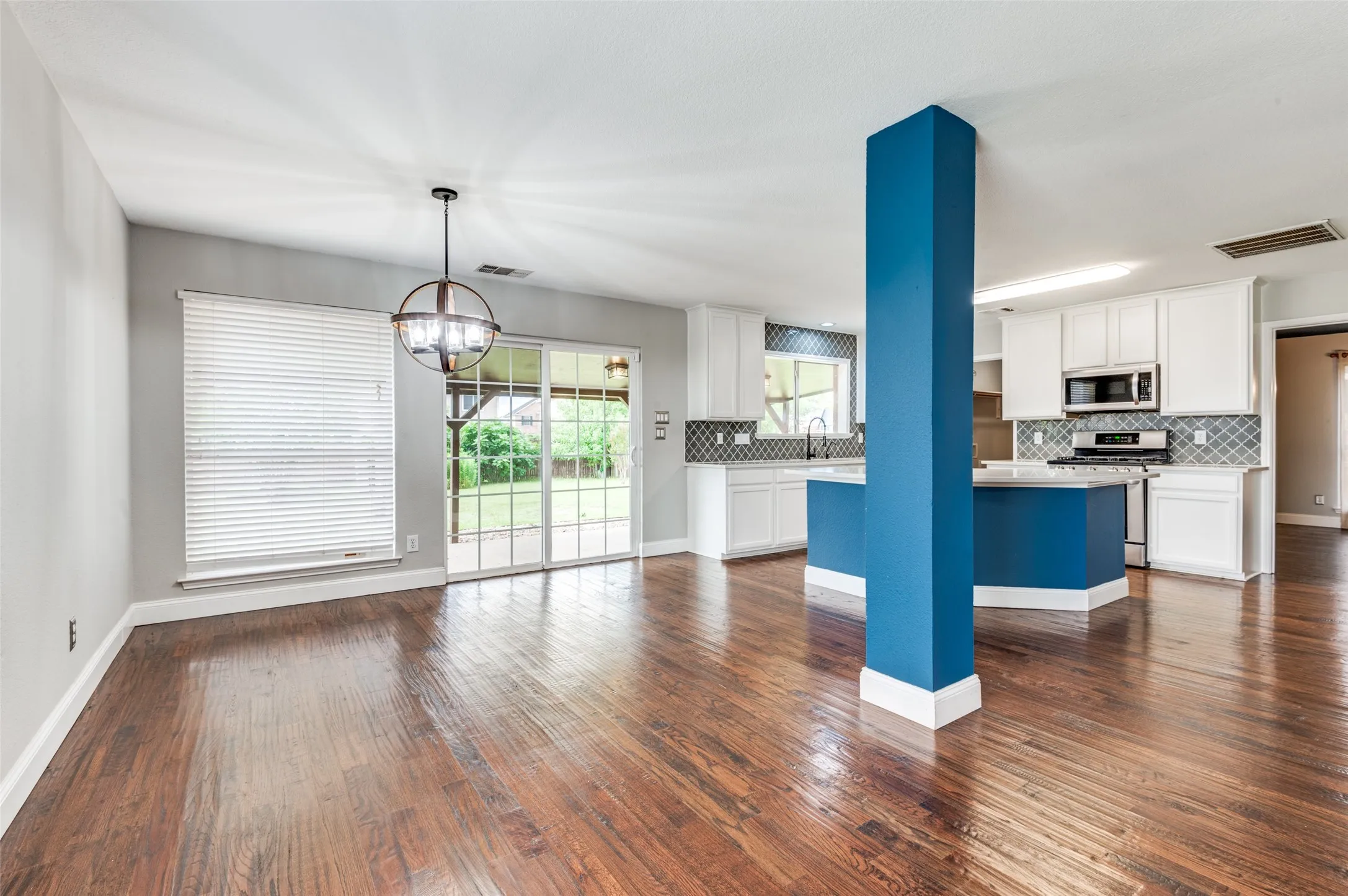 Single Family Residence For Rent in Tarrant County , 414 Ridgegate Drive, Keller, Texas 76248, 5 Bedroom, 3 Bathroom, 2 Garage spaces, 3,285 Sqft, built in 1997, mls#21368612, Real Estate Agent in Keller, Homes For Rent in Tarrant county, Homes For Rent in Keller, Realtor in Keller Texas, Real Estate Brokerage Independent Realty Texas, Luminita Cordes Realtor