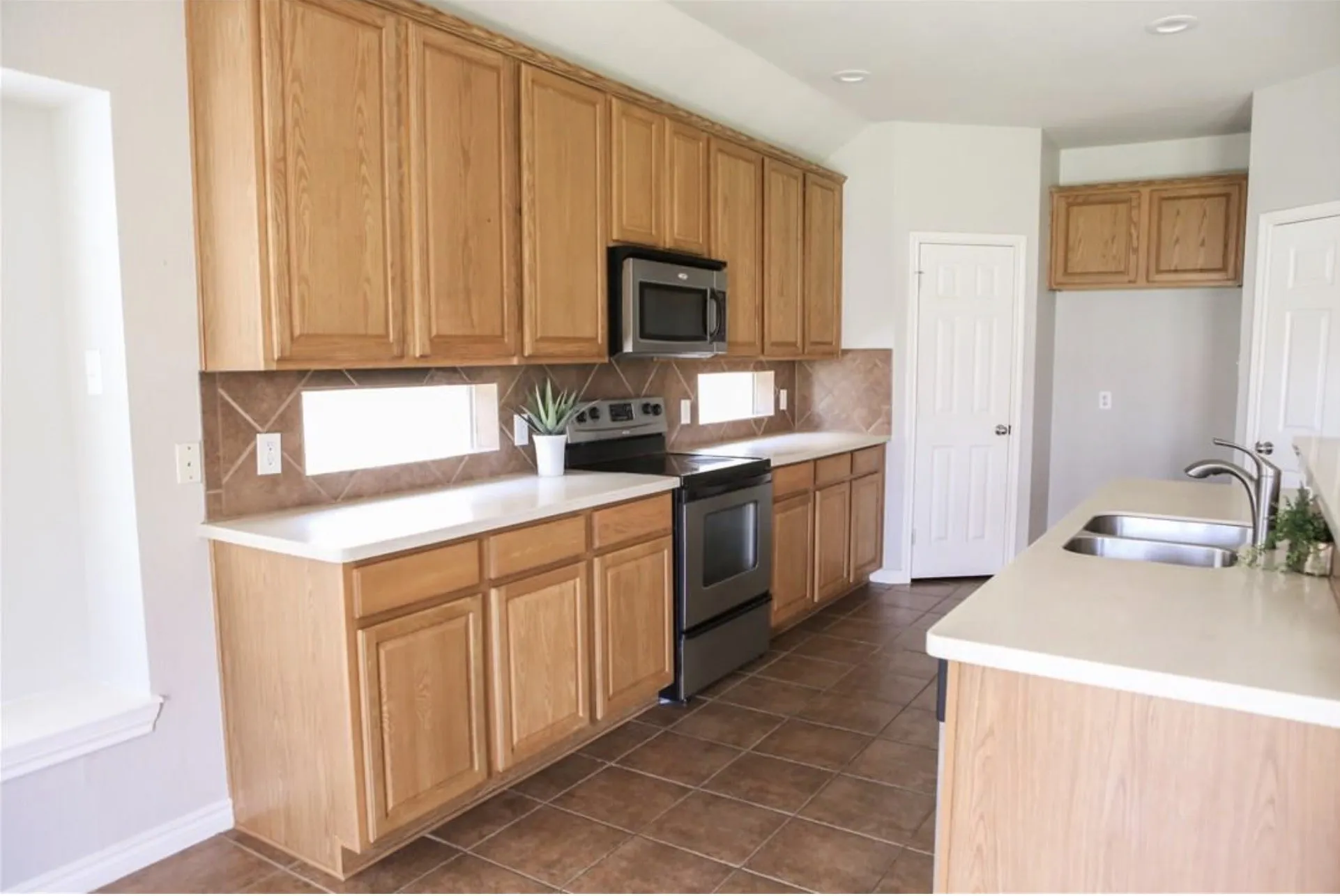Single Family Residence For Sale in Denton County , 5716 Balmorhea Drive, Denton, Texas 76226, 3 Bedroom, 2 Bathroom, 2 Garage spaces, 1,520 Sqft, built in 2007, mls#21367518, Real Estate Agent in Denton, Homes For Sale in Denton county, Homes For Sale in Denton, Realtor in Denton Texas, Real Estate Brokerage Independent Realty Texas, Luminita Cordes Realtor