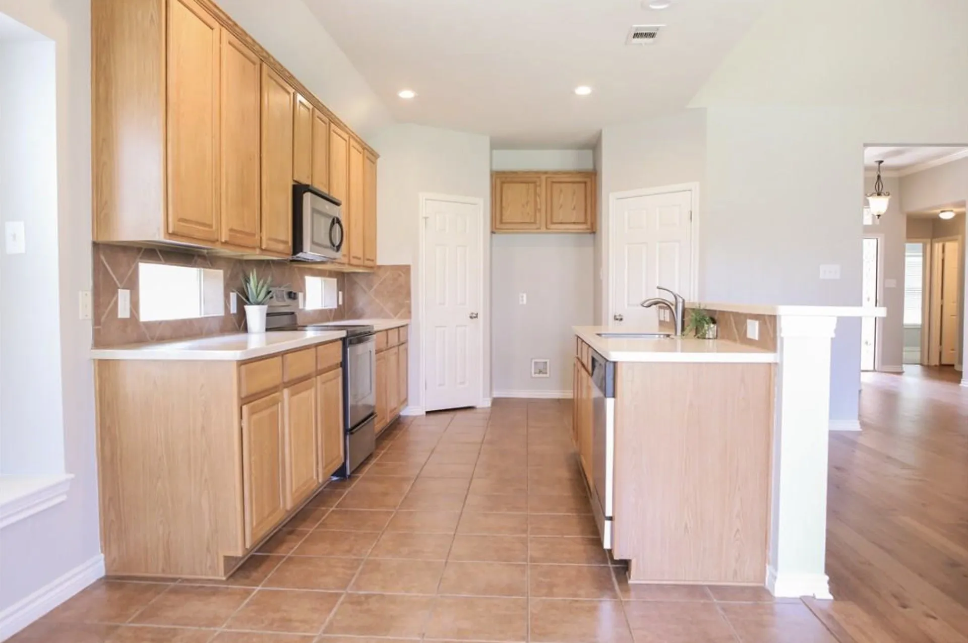 Single Family Residence For Sale in Denton County , 5716 Balmorhea Drive, Denton, Texas 76226, 3 Bedroom, 2 Bathroom, 2 Garage spaces, 1,520 Sqft, built in 2007, mls#21367518, Real Estate Agent in Denton, Homes For Sale in Denton county, Homes For Sale in Denton, Realtor in Denton Texas, Real Estate Brokerage Independent Realty Texas, Luminita Cordes Realtor