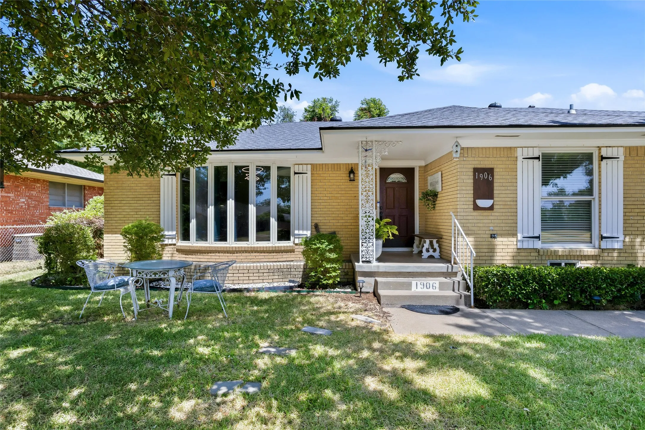 Single Family Residence For Sale in Dallas County , 1906 Patton Drive, Garland, Texas 75042, 3 Bedroom, 2 Bathroom, 2 Garage spaces, 1,791 Sqft, built in 1962, mls#21361170, Real Estate Agent in Garland, Homes For Sale in Dallas county, Homes For Sale in Garland, Realtor in Garland Texas, Real Estate Brokerage Independent Realty Texas, Luminita Cordes Realtor