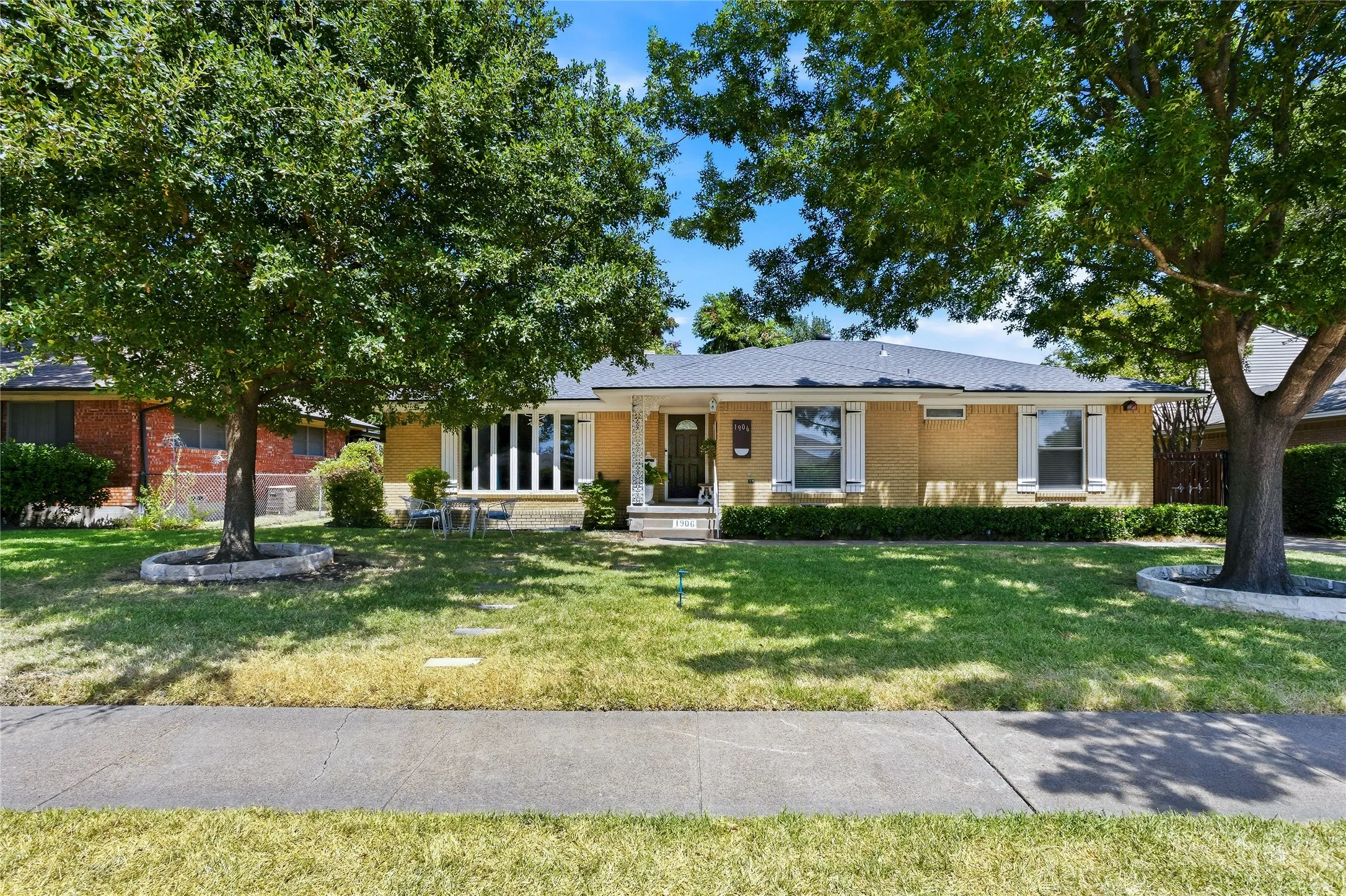 Single Family Residence For Sale in Dallas County , 1906 Patton Drive, Garland, Texas 75042, 3 Bedroom, 2 Bathroom, 2 Garage spaces, 1,791 Sqft, built in 1962, mls#21361170, Real Estate Agent in Garland, Homes For Sale in Dallas county, Homes For Sale in Garland, Realtor in Garland Texas, Real Estate Brokerage Independent Realty Texas, Luminita Cordes Realtor
