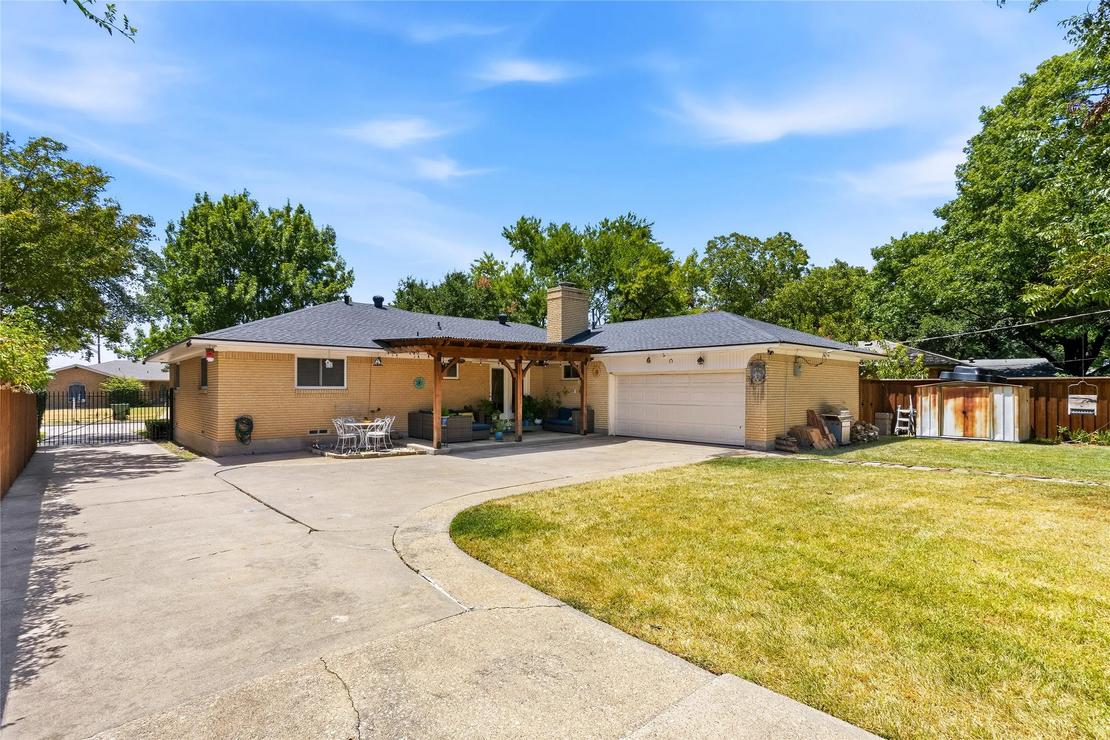 Single Family Residence For Sale in Dallas County , 1906 Patton Drive, Garland, Texas 75042, 3 Bedroom, 2 Bathroom, 2 Garage spaces, 1,791 Sqft, built in 1962, mls#21361170, Real Estate Agent in Garland, Homes For Sale in Dallas county, Homes For Sale in Garland, Realtor in Garland Texas, Real Estate Brokerage Independent Realty Texas, Luminita Cordes Realtor