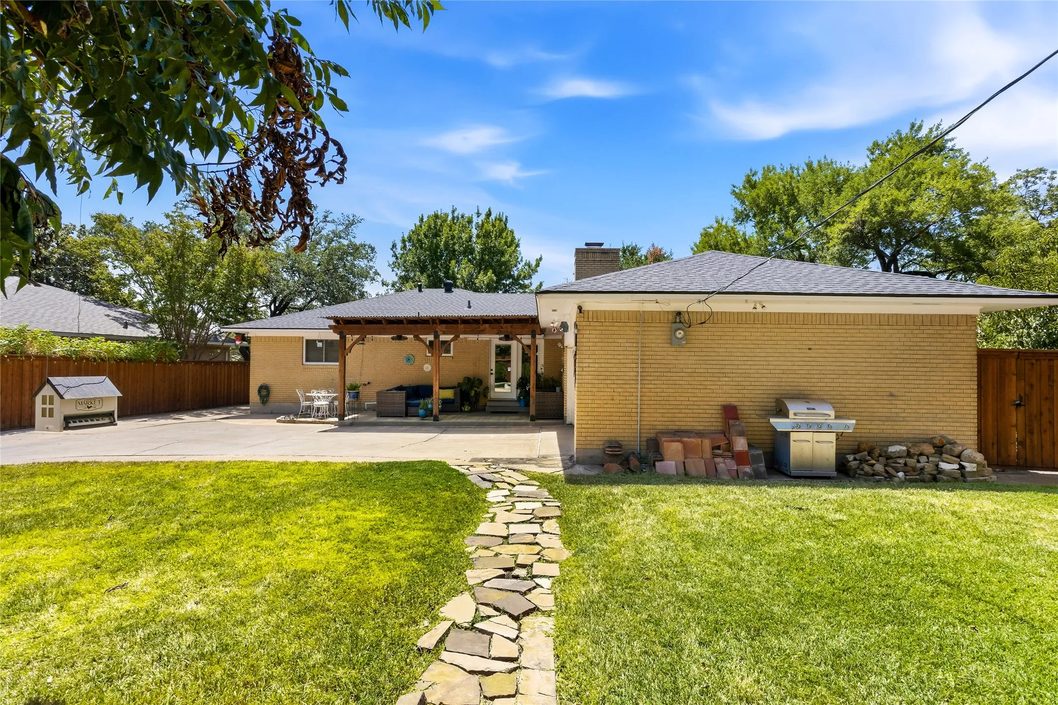 Single Family Residence For Sale in Dallas County , 1906 Patton Drive, Garland, Texas 75042, 3 Bedroom, 2 Bathroom, 2 Garage spaces, 1,791 Sqft, built in 1962, mls#21361170, Real Estate Agent in Garland, Homes For Sale in Dallas county, Homes For Sale in Garland, Realtor in Garland Texas, Real Estate Brokerage Independent Realty Texas, Luminita Cordes Realtor