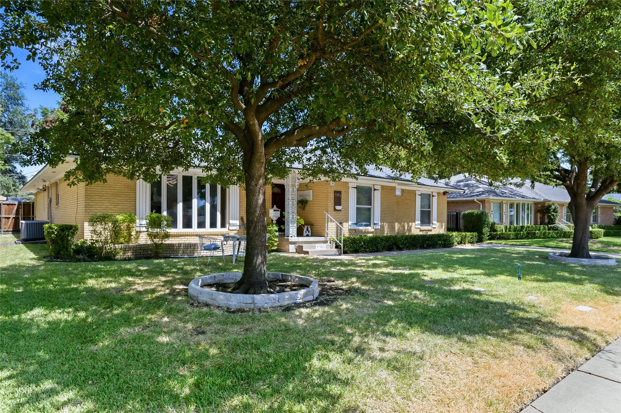 Single Family Residence For Sale in Dallas County , 1906 Patton Drive, Garland, Texas 75042, 3 Bedroom, 2 Bathroom, 2 Garage spaces, 1,791 Sqft, built in 1962, mls#21361170, Real Estate Agent in Garland, Homes For Sale in Dallas county, Homes For Sale in Garland, Realtor in Garland Texas, Real Estate Brokerage Independent Realty Texas, Luminita Cordes Realtor