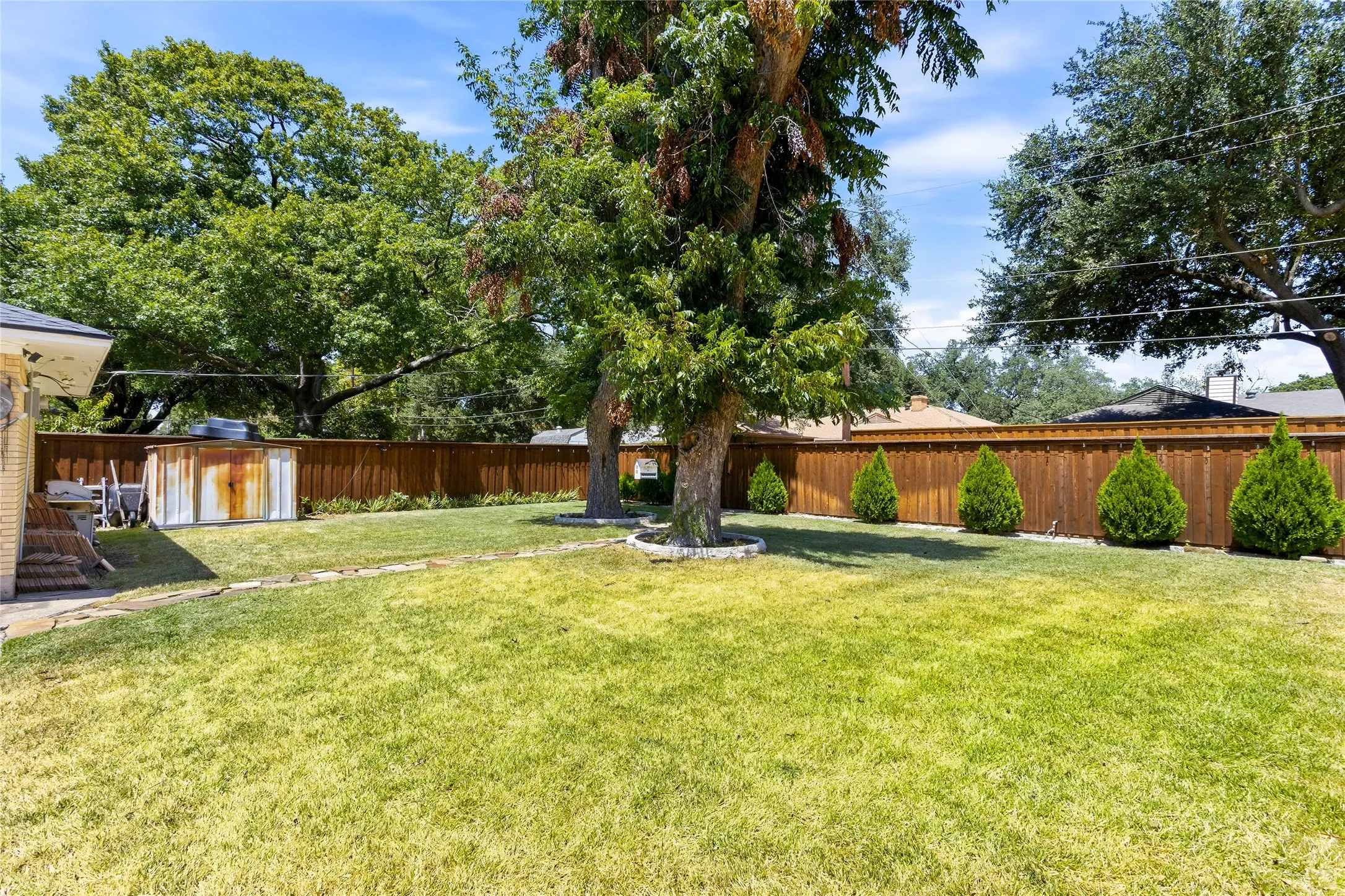 Single Family Residence For Sale in Dallas County , 1906 Patton Drive, Garland, Texas 75042, 3 Bedroom, 2 Bathroom, 2 Garage spaces, 1,791 Sqft, built in 1962, mls#21361170, Real Estate Agent in Garland, Homes For Sale in Dallas county, Homes For Sale in Garland, Realtor in Garland Texas, Real Estate Brokerage Independent Realty Texas, Luminita Cordes Realtor