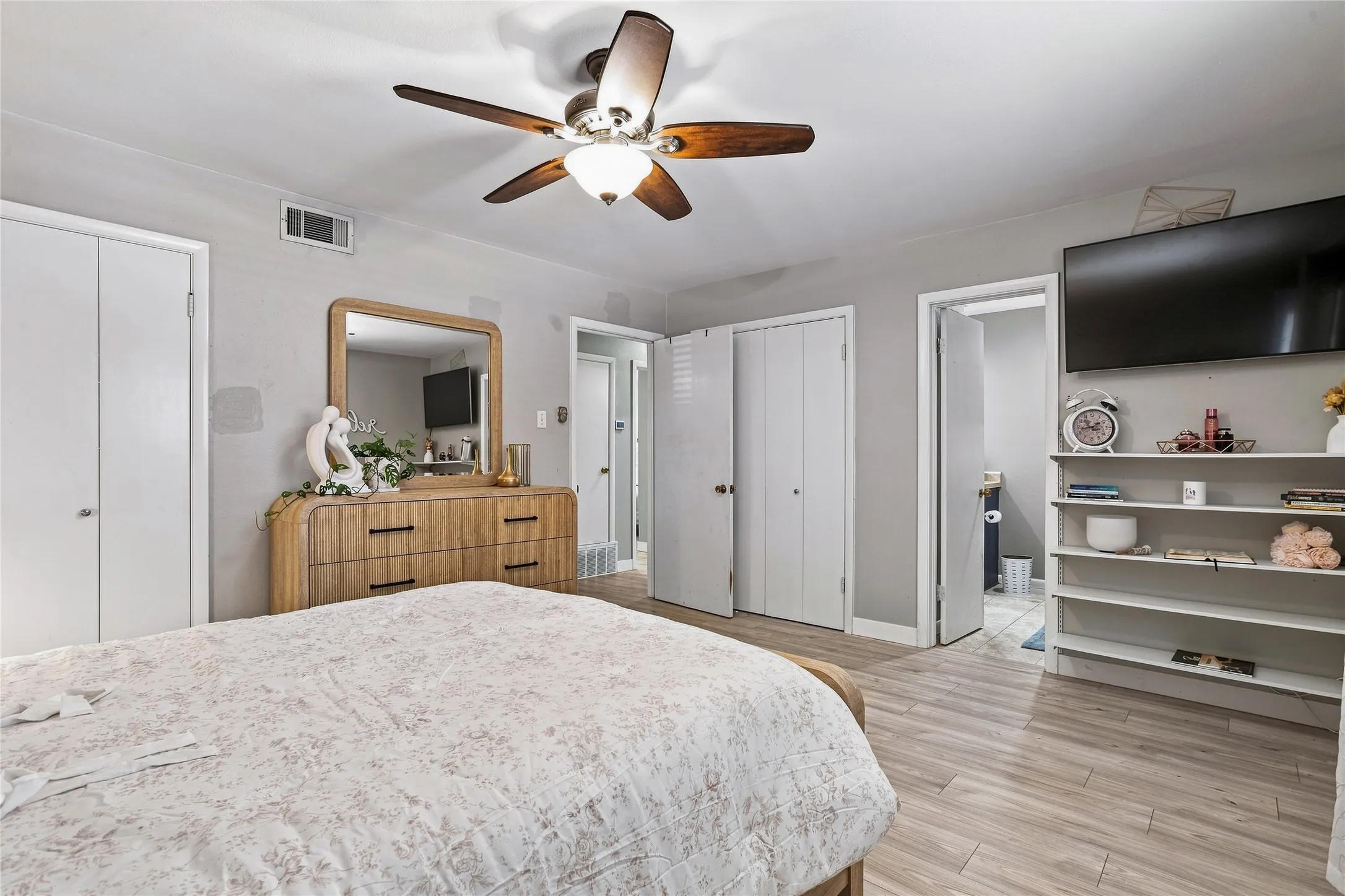 Single Family Residence For Sale in Dallas County , 1906 Patton Drive, Garland, Texas 75042, 3 Bedroom, 2 Bathroom, 2 Garage spaces, 1,791 Sqft, built in 1962, mls#21361170, Real Estate Agent in Garland, Homes For Sale in Dallas county, Homes For Sale in Garland, Realtor in Garland Texas, Real Estate Brokerage Independent Realty Texas, Luminita Cordes Realtor