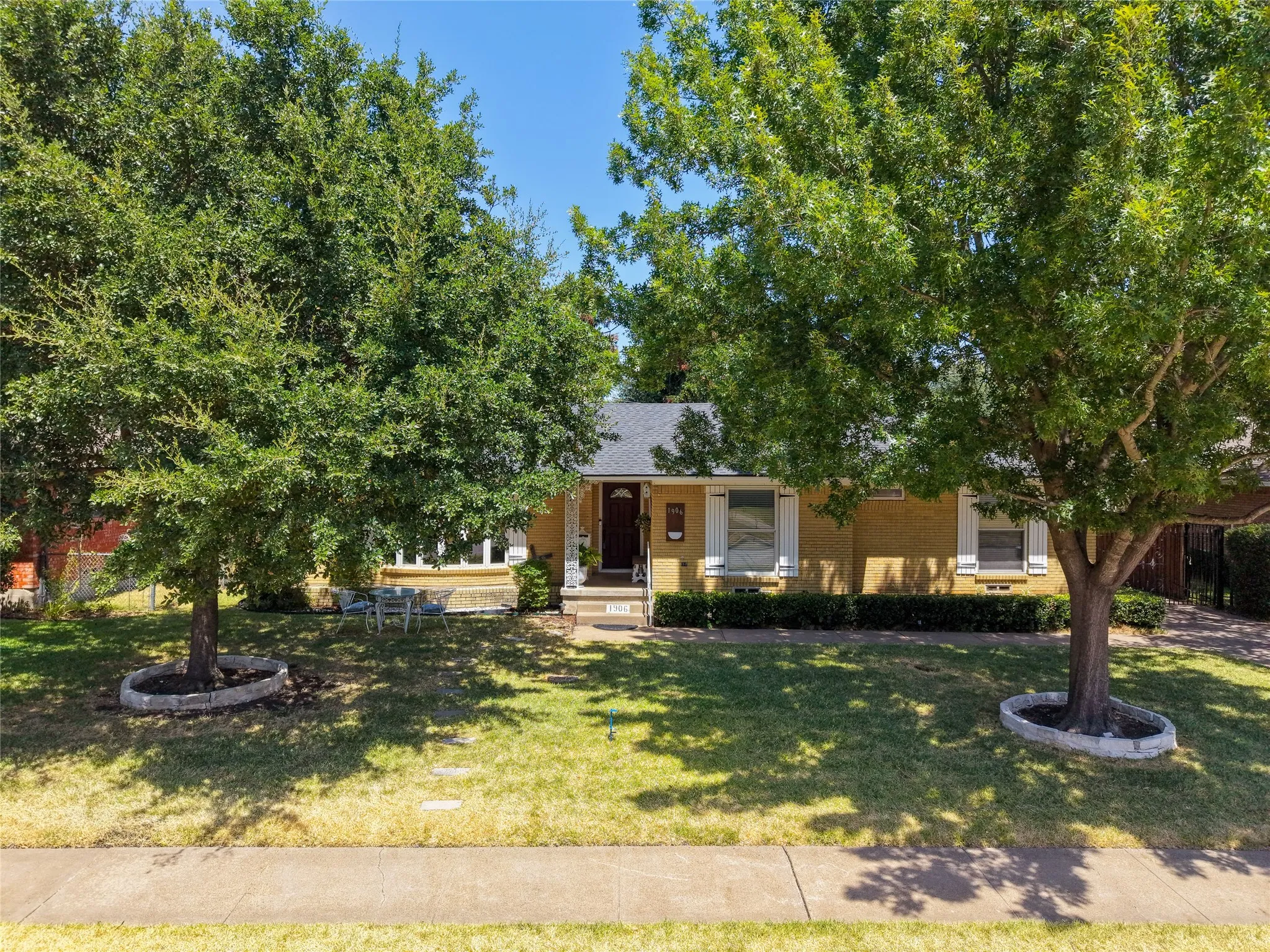 Single Family Residence For Sale in Dallas County , 1906 Patton Drive, Garland, Texas 75042, 3 Bedroom, 2 Bathroom, 2 Garage spaces, 1,791 Sqft, built in 1962, mls#21361170, Real Estate Agent in Garland, Homes For Sale in Dallas county, Homes For Sale in Garland, Realtor in Garland Texas, Real Estate Brokerage Independent Realty Texas, Luminita Cordes Realtor