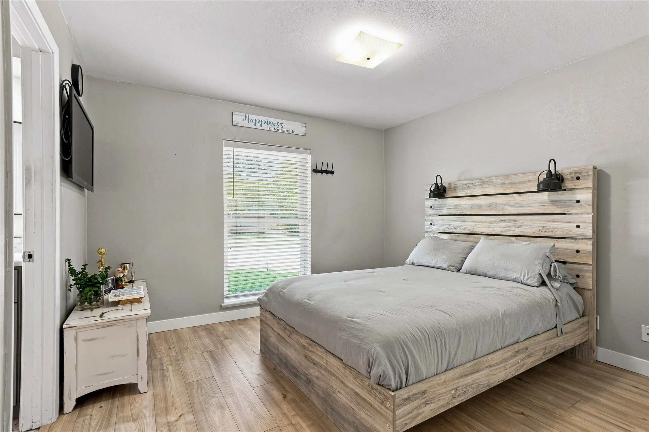 Single Family Residence For Sale in Dallas County , 1906 Patton Drive, Garland, Texas 75042, 3 Bedroom, 2 Bathroom, 2 Garage spaces, 1,791 Sqft, built in 1962, mls#21361170, Real Estate Agent in Garland, Homes For Sale in Dallas county, Homes For Sale in Garland, Realtor in Garland Texas, Real Estate Brokerage Independent Realty Texas, Luminita Cordes Realtor