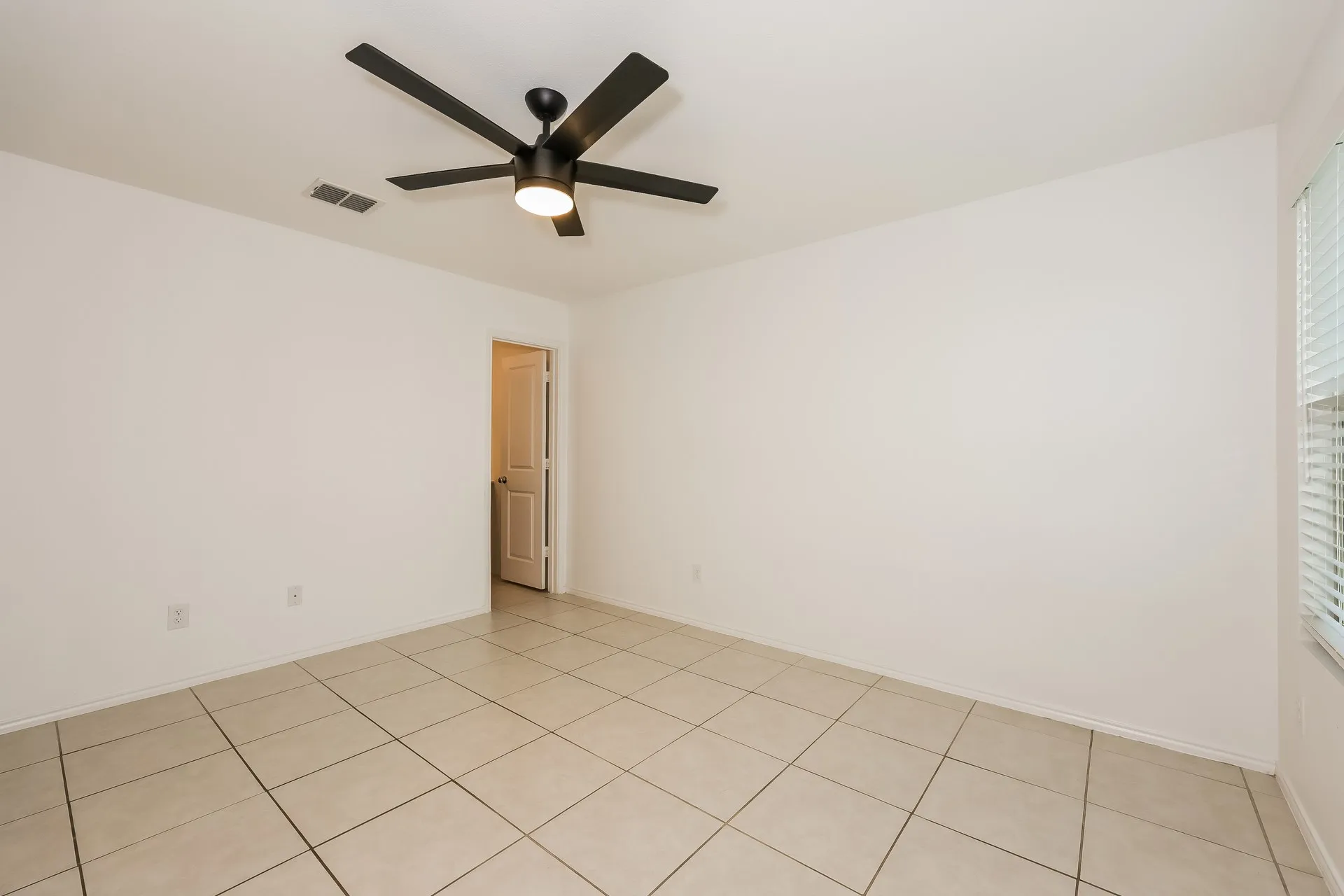 Single Family Residence For Rent in Denton County , 305 Dry Canyon Way, Fort Worth, Texas 76052, 3 Bedroom, 2 Bathroom, 2 Garage spaces, 1,603 Sqft, built in 2022, mls#21368623, Real Estate Agent in Fort Worth, Homes For Rent in Denton county, Homes For Rent in Fort Worth, Realtor in Fort Worth Texas, Real Estate Brokerage Independent Realty Texas, Luminita Cordes Realtor