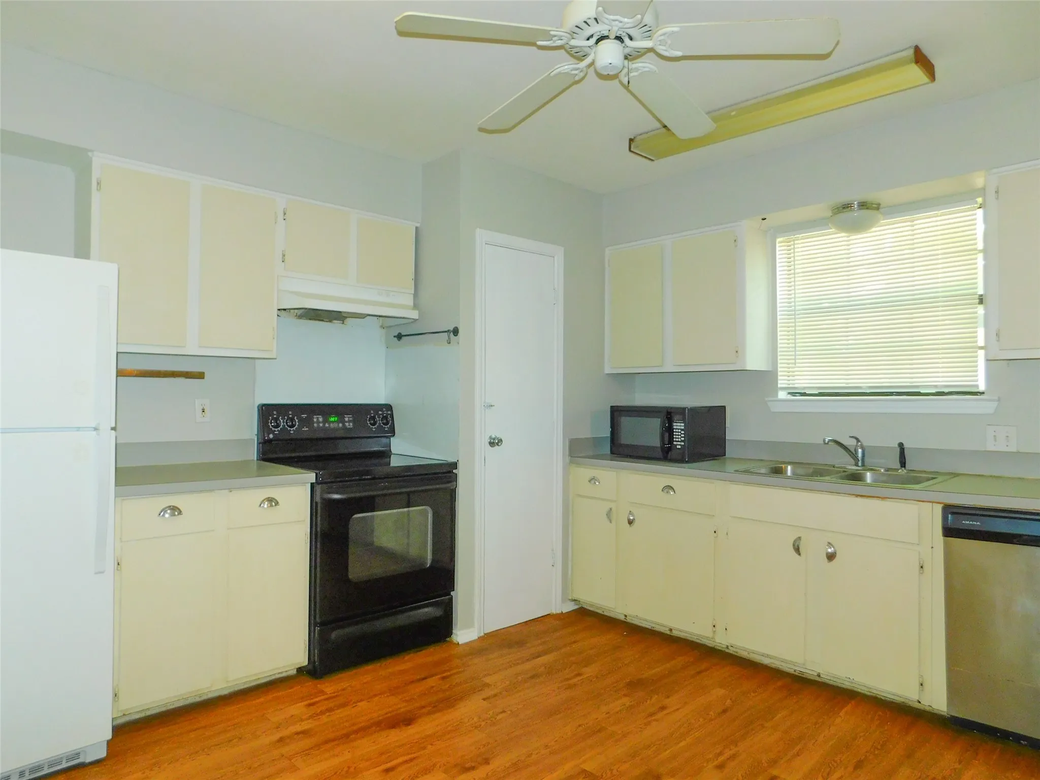 Single Family Residence For Rent in Denton County , 814 Anderson Street, Denton, Texas 76201, 2 Bedroom, 1 Bathroom, Garage spaces, 1,005 Sqft, built in 1930, mls#21365456, Real Estate Agent in Denton, Homes For Rent in Denton county, Homes For Rent in Denton, Realtor in Denton Texas, Real Estate Brokerage Independent Realty Texas, Luminita Cordes Realtor