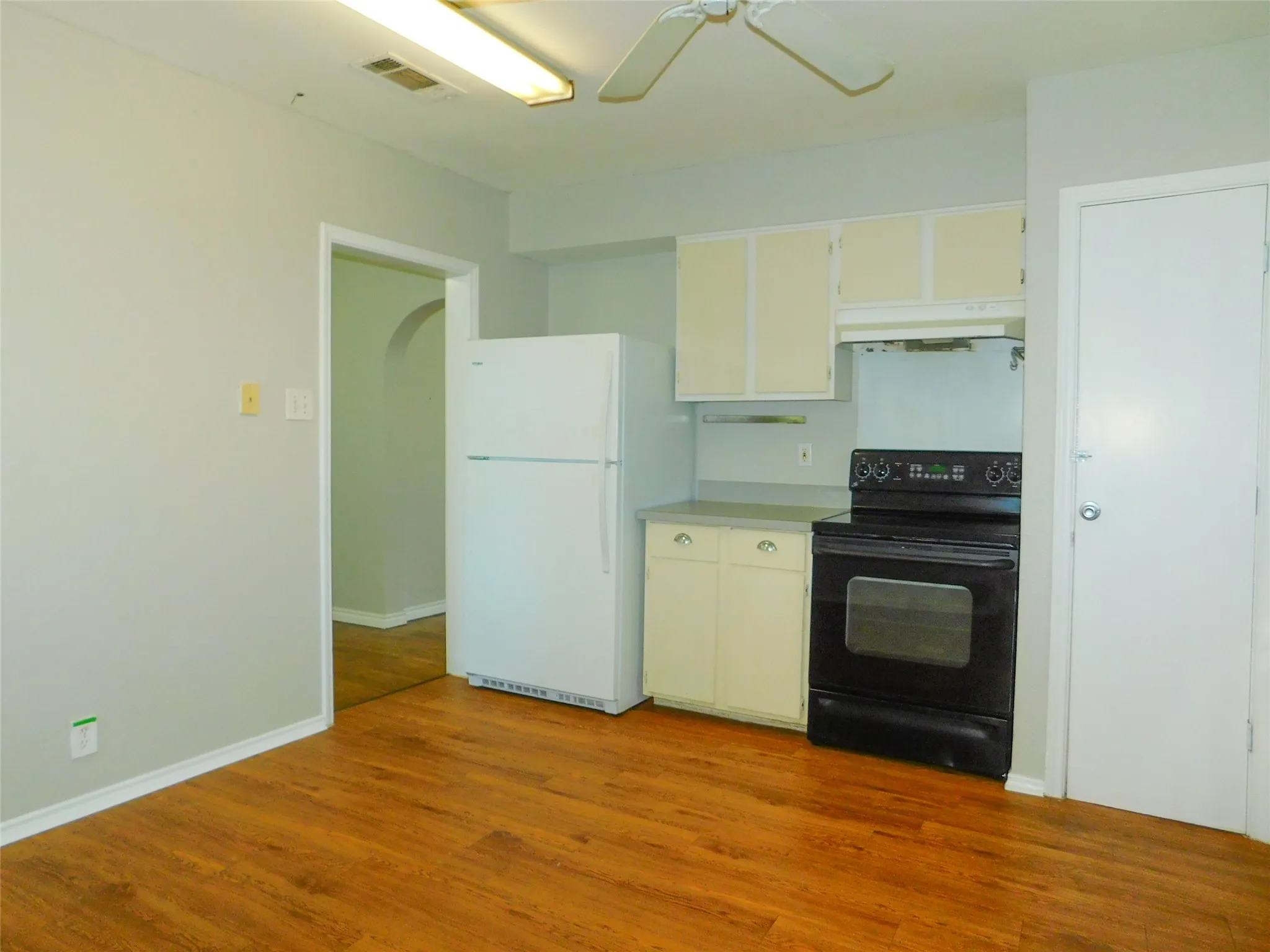 Single Family Residence For Rent in Denton County , 814 Anderson Street, Denton, Texas 76201, 2 Bedroom, 1 Bathroom, Garage spaces, 1,005 Sqft, built in 1930, mls#21365456, Real Estate Agent in Denton, Homes For Rent in Denton county, Homes For Rent in Denton, Realtor in Denton Texas, Real Estate Brokerage Independent Realty Texas, Luminita Cordes Realtor