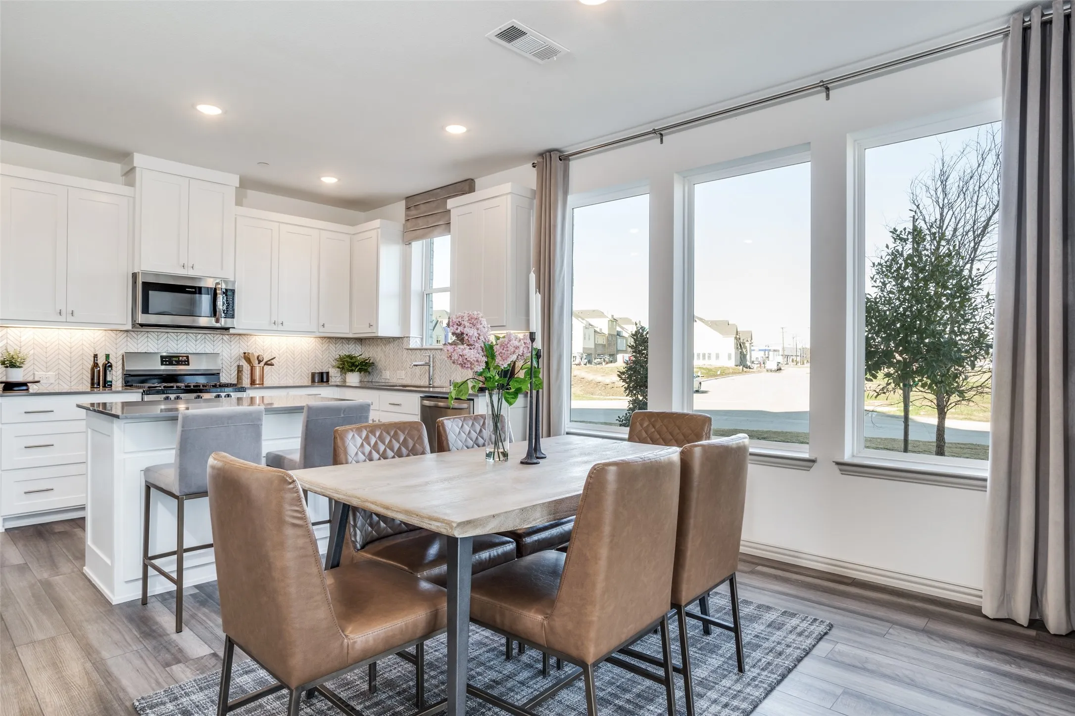 Whether it's lively dinner parties or cozy family gatherings, this dining area fits all occasions!