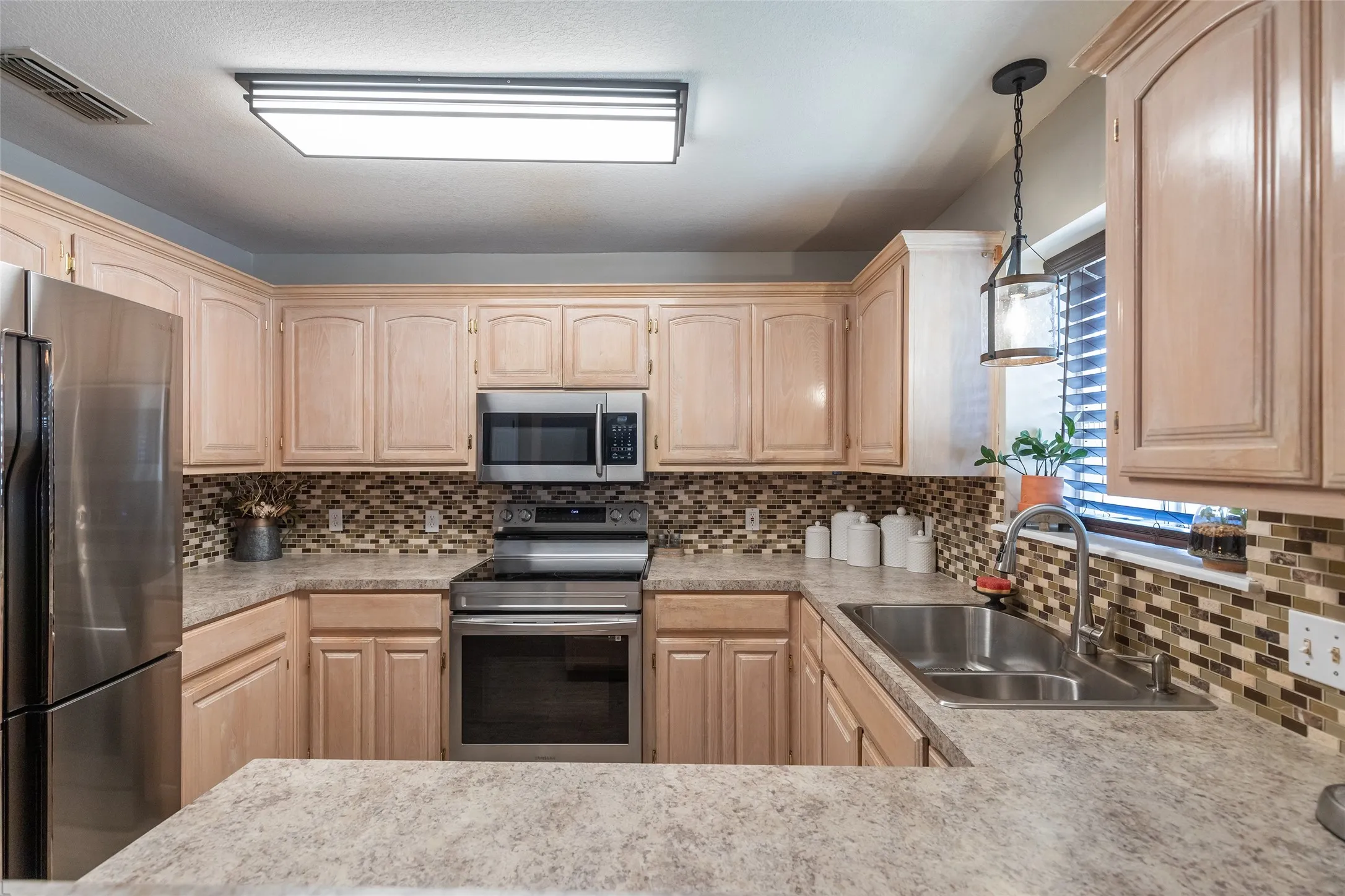 Single Family Residence For Sale in Taylor County , 4317 Dee Ann Court, Abilene, Texas 79606, 4 Bedroom, 3 Bathroom, 2 Garage spaces, 1,987 Sqft, built in 1996, mls#21343444, Real Estate Agent in Abilene, Homes For Sale in Taylor county, Homes For Sale in Abilene, Realtor in Abilene Texas, Real Estate Brokerage Independent Realty Texas, Luminita Cordes Realtor