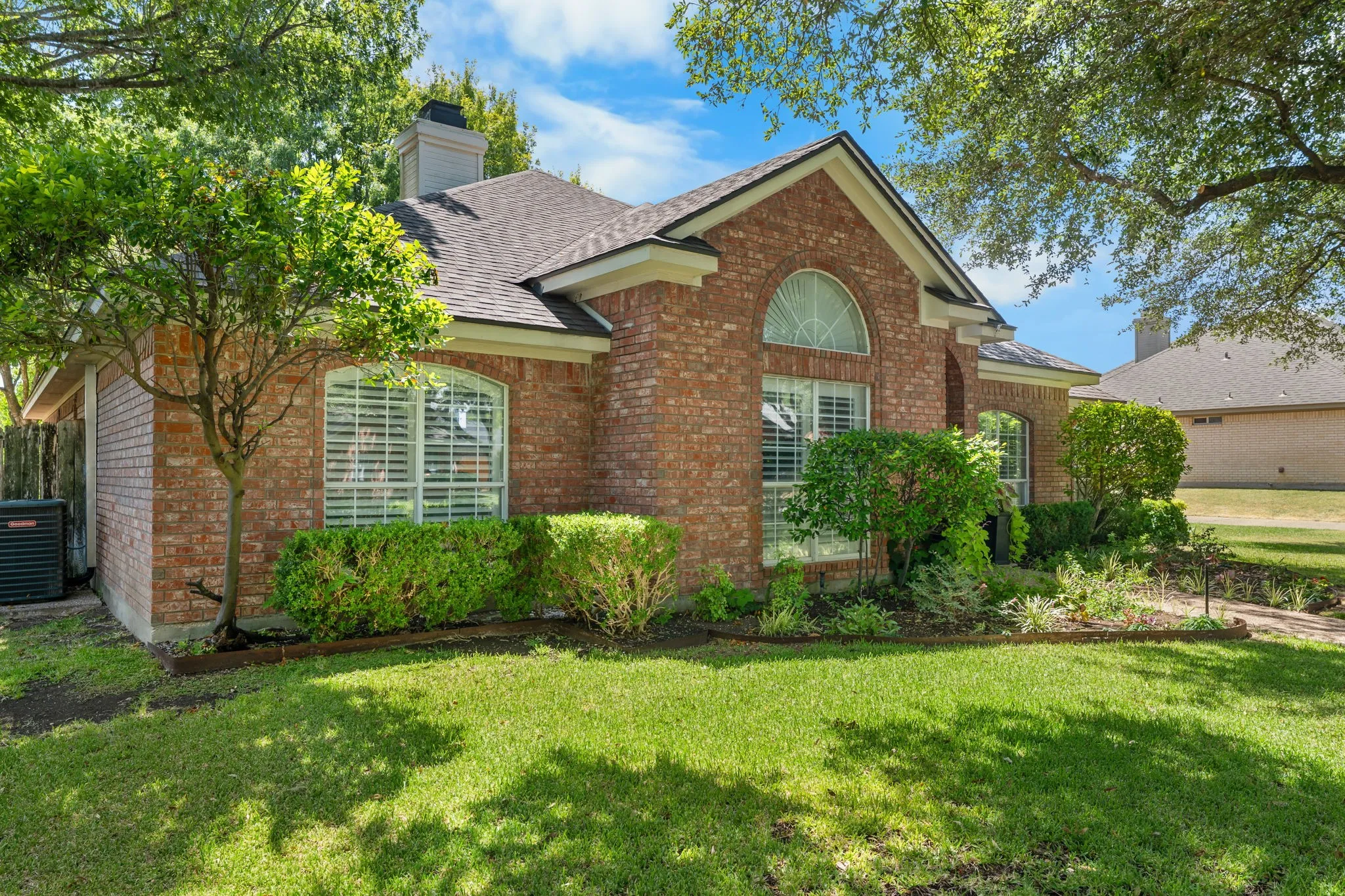 Single Family Residence For Sale in Mc Lennan County , 9604 Yellowstone Road, Waco, Texas 76712, 4 Bedroom, 3 Bathroom, 2 Garage spaces, 2,284 Sqft, built in 1994, mls#21368634, Real Estate Agent in Waco, Homes For Sale in Mc Lennan county, Homes For Sale in Waco, Realtor in Waco Texas, Real Estate Brokerage Independent Realty Texas, Luminita Cordes Realtor