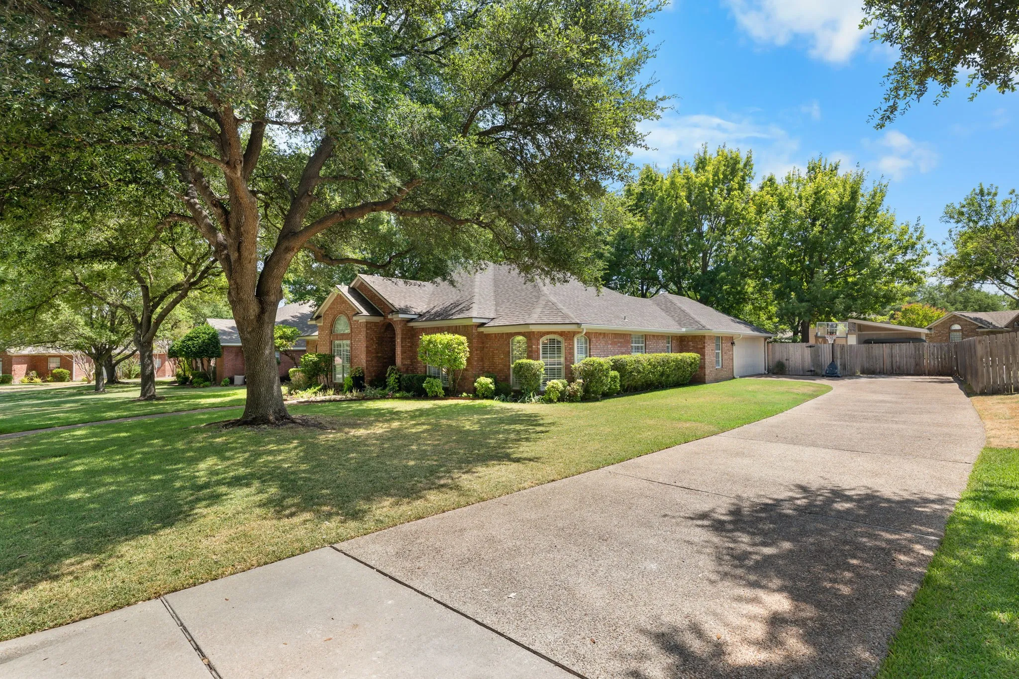 Single Family Residence For Sale in Mc Lennan County , 9604 Yellowstone Road, Waco, Texas 76712, 4 Bedroom, 3 Bathroom, 2 Garage spaces, 2,284 Sqft, built in 1994, mls#21368634, Real Estate Agent in Waco, Homes For Sale in Mc Lennan county, Homes For Sale in Waco, Realtor in Waco Texas, Real Estate Brokerage Independent Realty Texas, Luminita Cordes Realtor