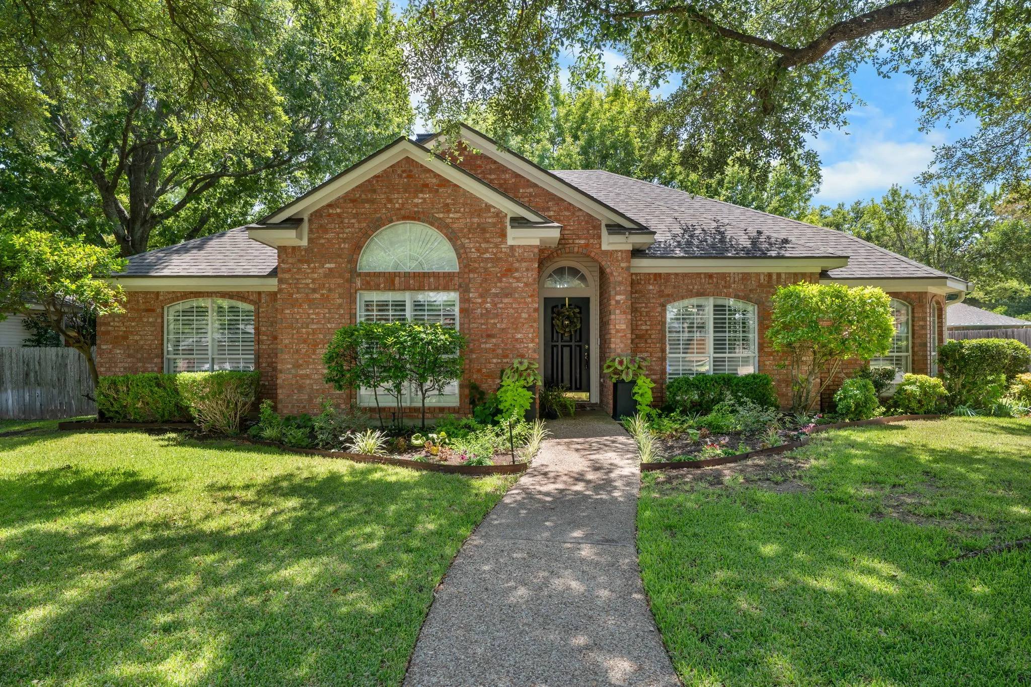 Single Family Residence For Sale in Mc Lennan County , 9604 Yellowstone Road, Waco, Texas 76712, 4 Bedroom, 3 Bathroom, 2 Garage spaces, 2,284 Sqft, built in 1994, mls#21368634, Real Estate Agent in Waco, Homes For Sale in Mc Lennan county, Homes For Sale in Waco, Realtor in Waco Texas, Real Estate Brokerage Independent Realty Texas, Luminita Cordes Realtor