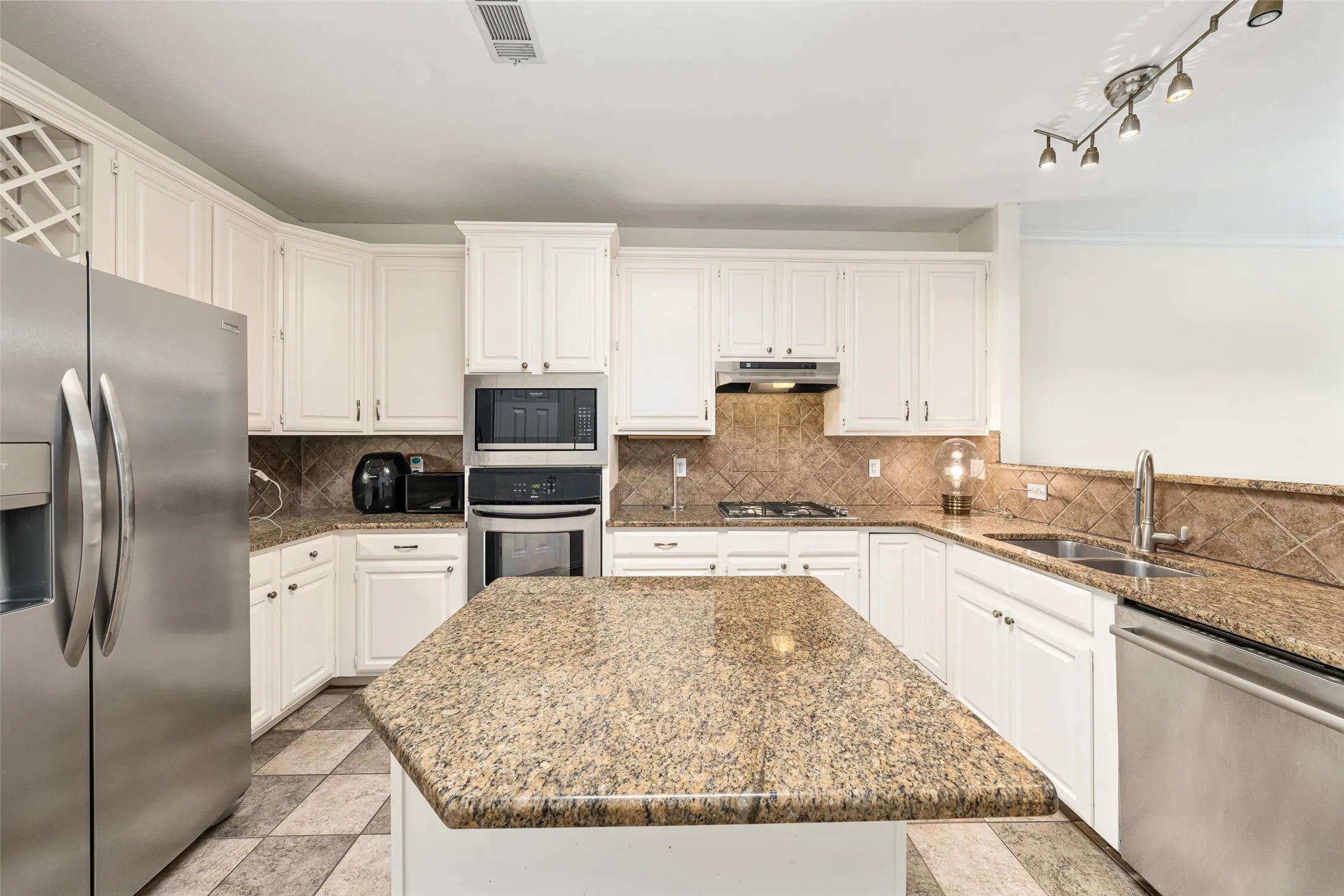 Single Family Residence For Sale in Dallas County , 981 Parker Drive, Coppell, Texas 75019, 3 Bedroom, 3 Bathroom, 2 Garage spaces, 2,624 Sqft, built in 1993, mls#21368622, Real Estate Agent in Coppell, Homes For Sale in Dallas county, Homes For Sale in Coppell, Realtor in Coppell Texas, Real Estate Brokerage Independent Realty Texas, Luminita Cordes Realtor