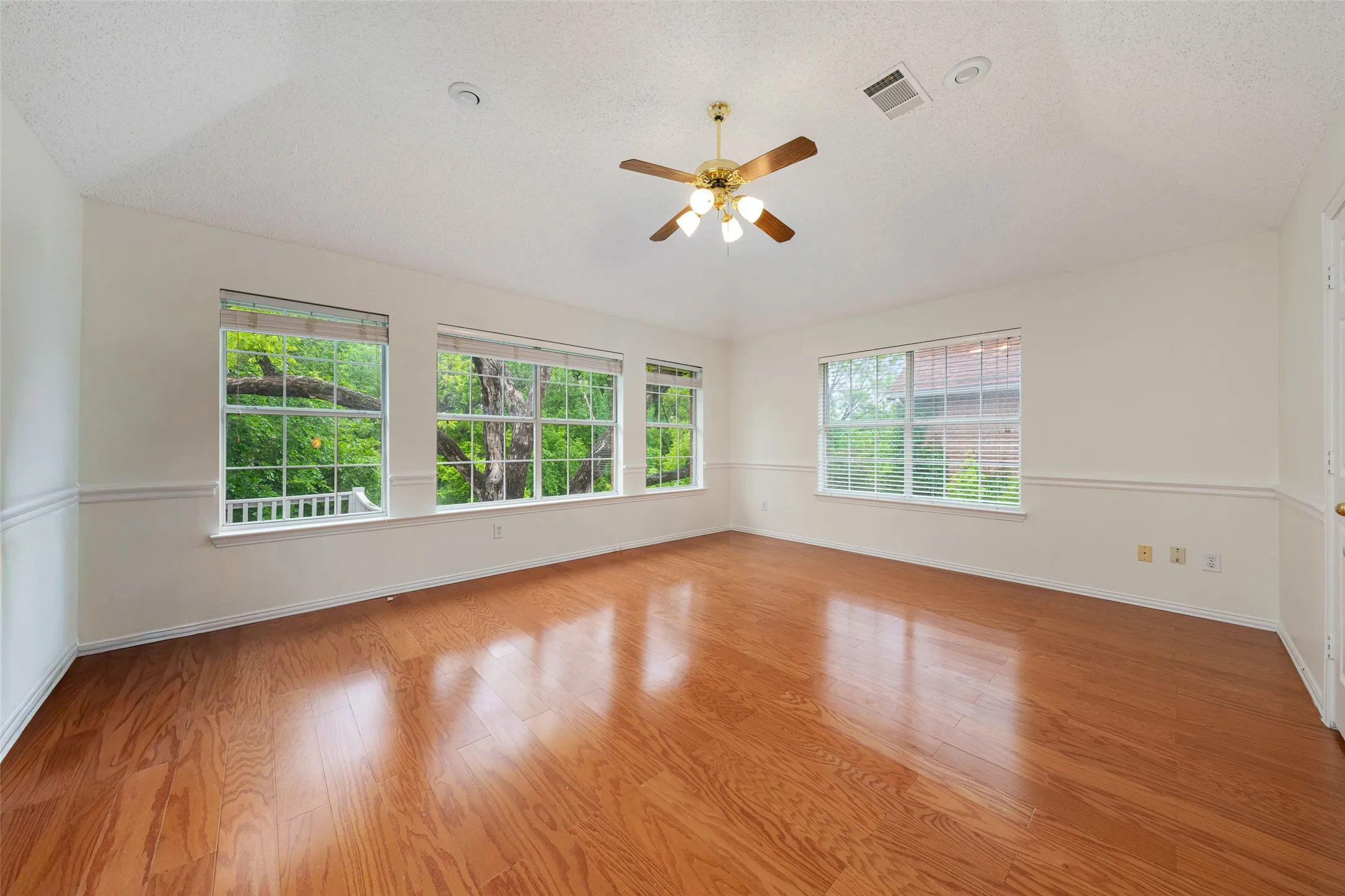 Single Family Residence For Sale in Dallas County , 981 Parker Drive, Coppell, Texas 75019, 3 Bedroom, 3 Bathroom, 2 Garage spaces, 2,624 Sqft, built in 1993, mls#21368622, Real Estate Agent in Coppell, Homes For Sale in Dallas county, Homes For Sale in Coppell, Realtor in Coppell Texas, Real Estate Brokerage Independent Realty Texas, Luminita Cordes Realtor
