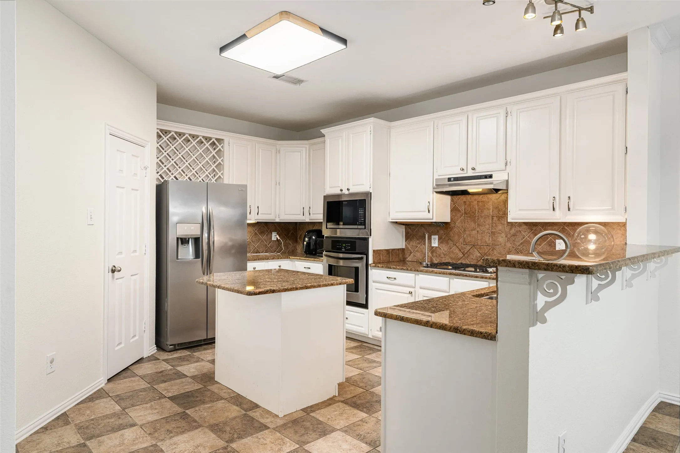 Single Family Residence For Sale in Dallas County , 981 Parker Drive, Coppell, Texas 75019, 3 Bedroom, 3 Bathroom, 2 Garage spaces, 2,624 Sqft, built in 1993, mls#21368622, Real Estate Agent in Coppell, Homes For Sale in Dallas county, Homes For Sale in Coppell, Realtor in Coppell Texas, Real Estate Brokerage Independent Realty Texas, Luminita Cordes Realtor