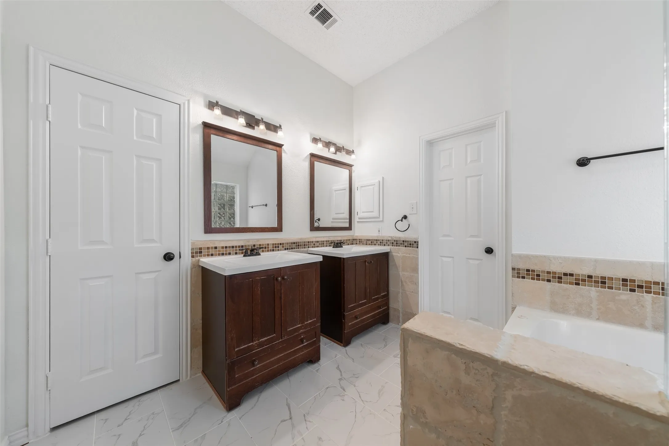 Single Family Residence For Sale in Dallas County , 981 Parker Drive, Coppell, Texas 75019, 3 Bedroom, 3 Bathroom, 2 Garage spaces, 2,624 Sqft, built in 1993, mls#21368622, Real Estate Agent in Coppell, Homes For Sale in Dallas county, Homes For Sale in Coppell, Realtor in Coppell Texas, Real Estate Brokerage Independent Realty Texas, Luminita Cordes Realtor